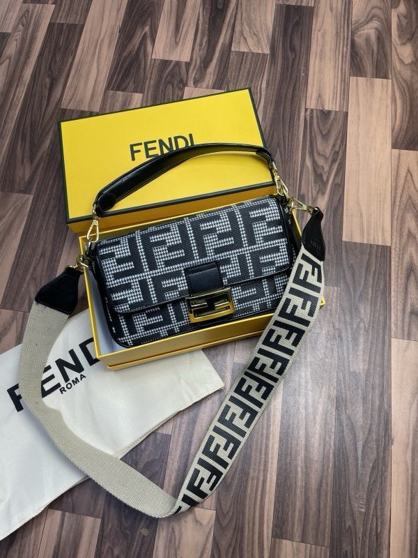 Fendi Baguette Chain Midi with og box 294(BR)