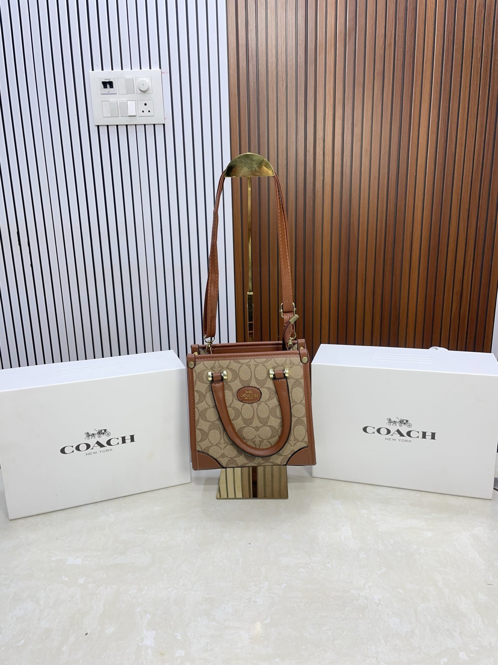 COACH hand bag with extra belt and folding box 203(BR)