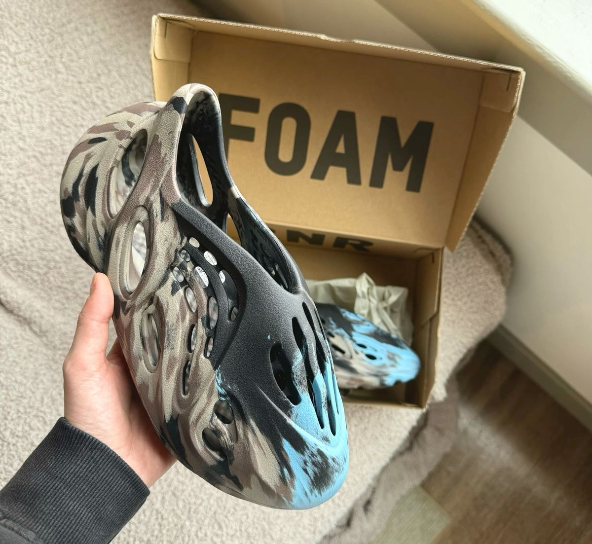 ADS YEEZY FOAM RUNNER MX CINDER UA – GALAXY SPLASH EDITION [BLACK / BROWN / SKY BLUE] 2508025