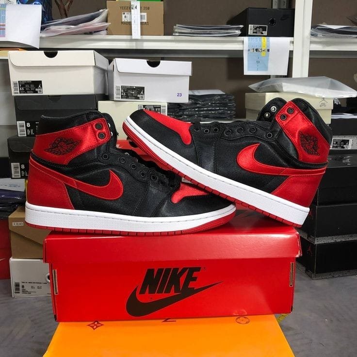 NIKE AIR JORDAN RETRO 1 HIGH