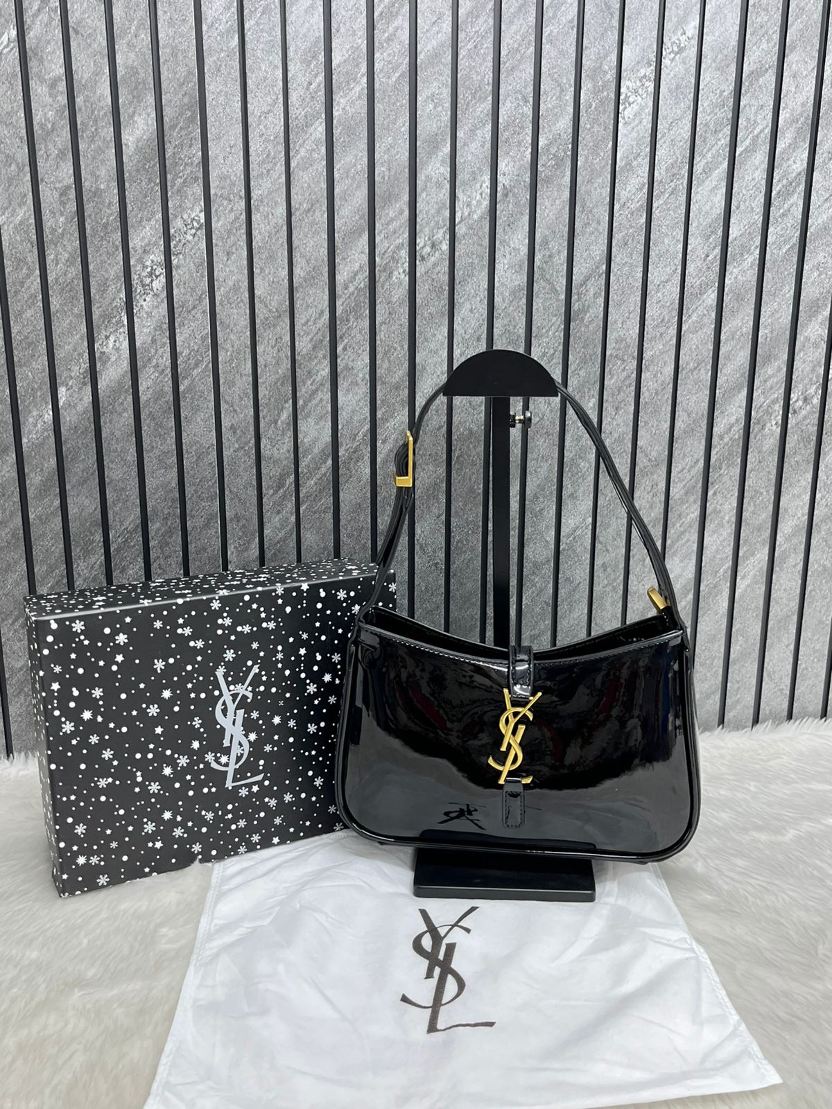 YS L HOBO PATENT LEATHER SHOULDER BAG [BLACK / GOLDEN] 2910025