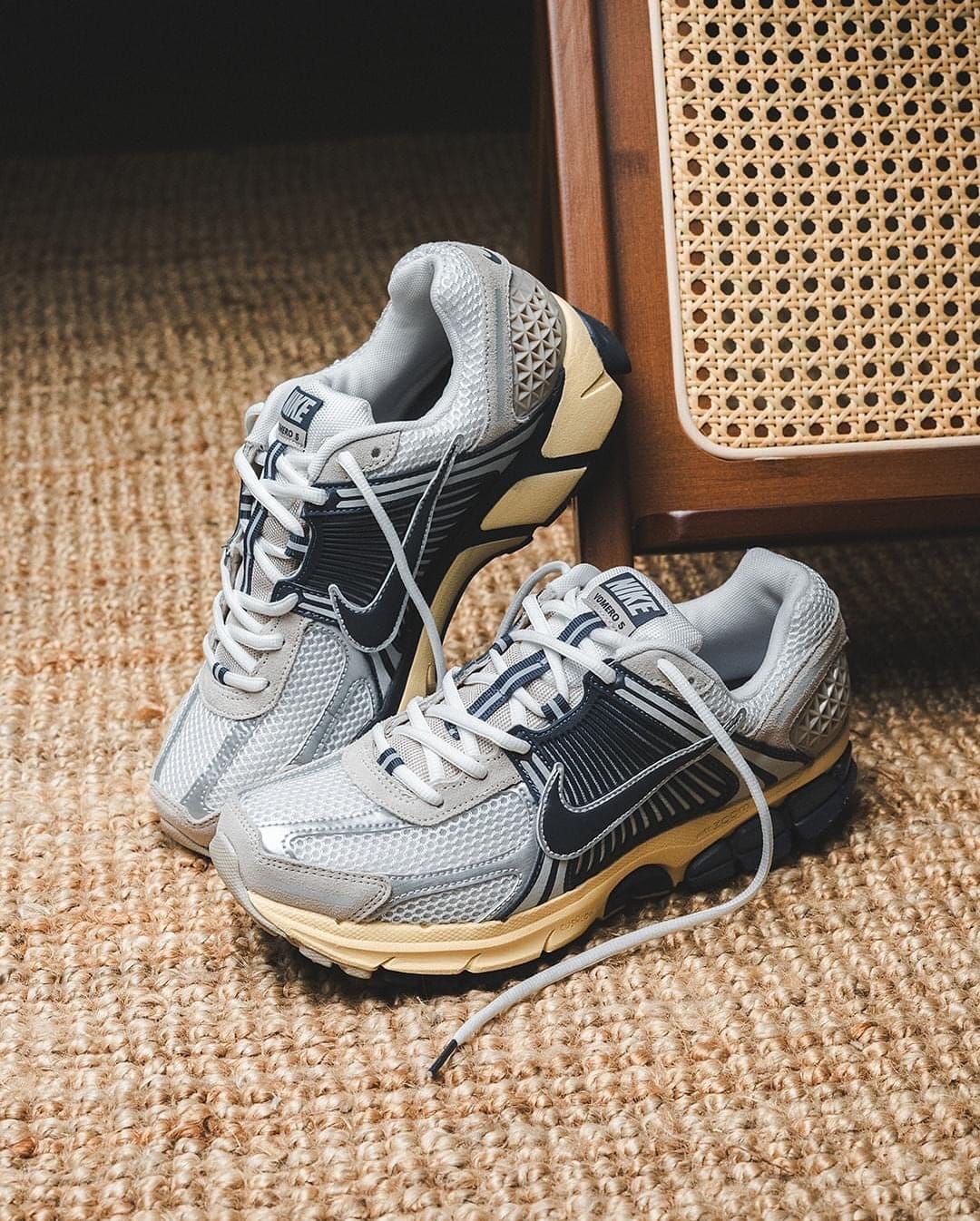 NK ZOOM VOMERO 5 [WHITE / METALLIC GREY / BLACK] 2710025