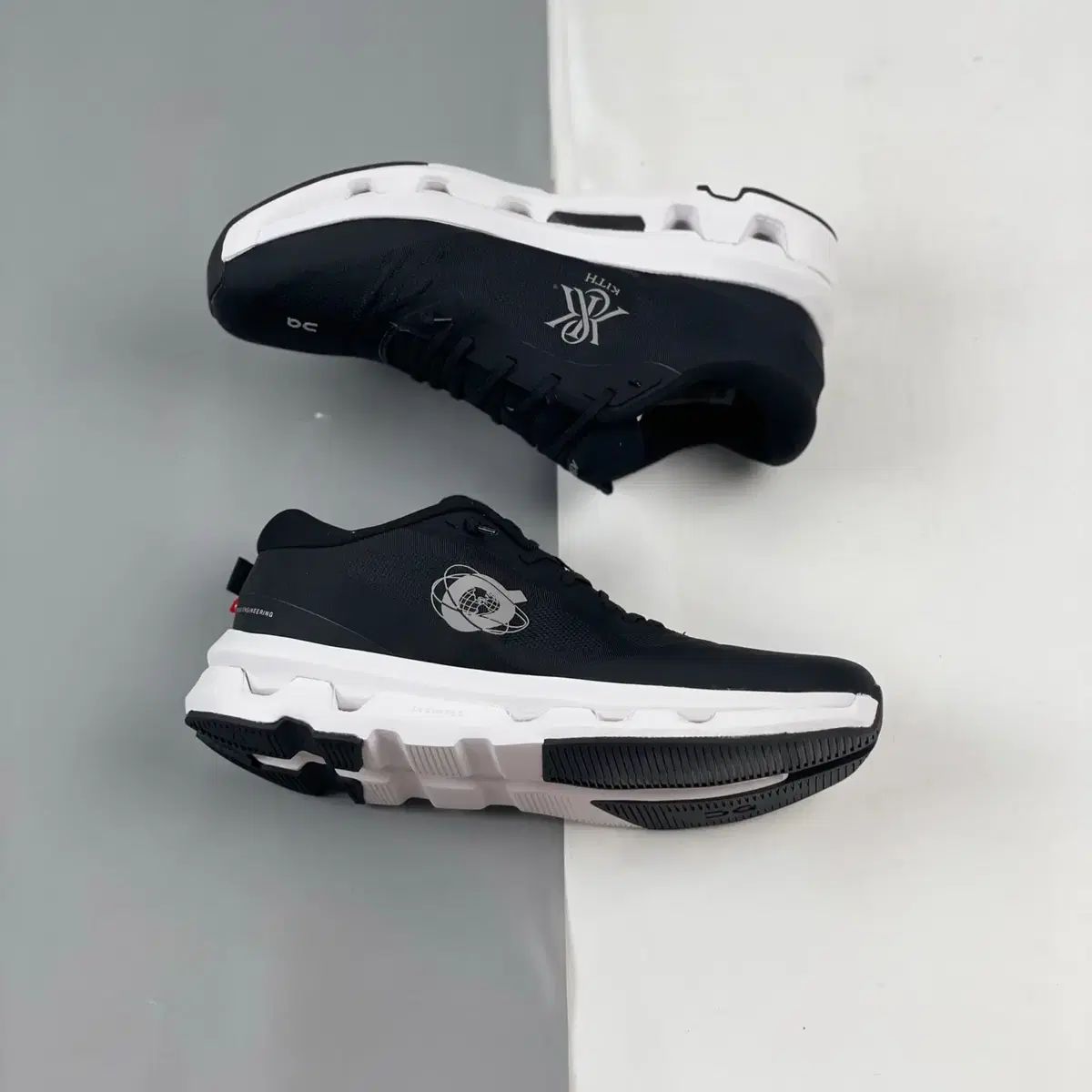 QC OC RUNNING KITH CLOUDZONE [BLACK / WHITE] 2710025