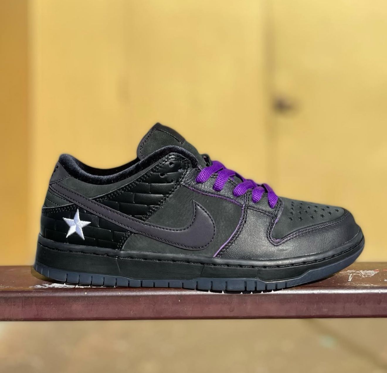 NK SB DUNK LOW FAMILIA FIRST AVENUE [BLACK / PURPLE] 2710025