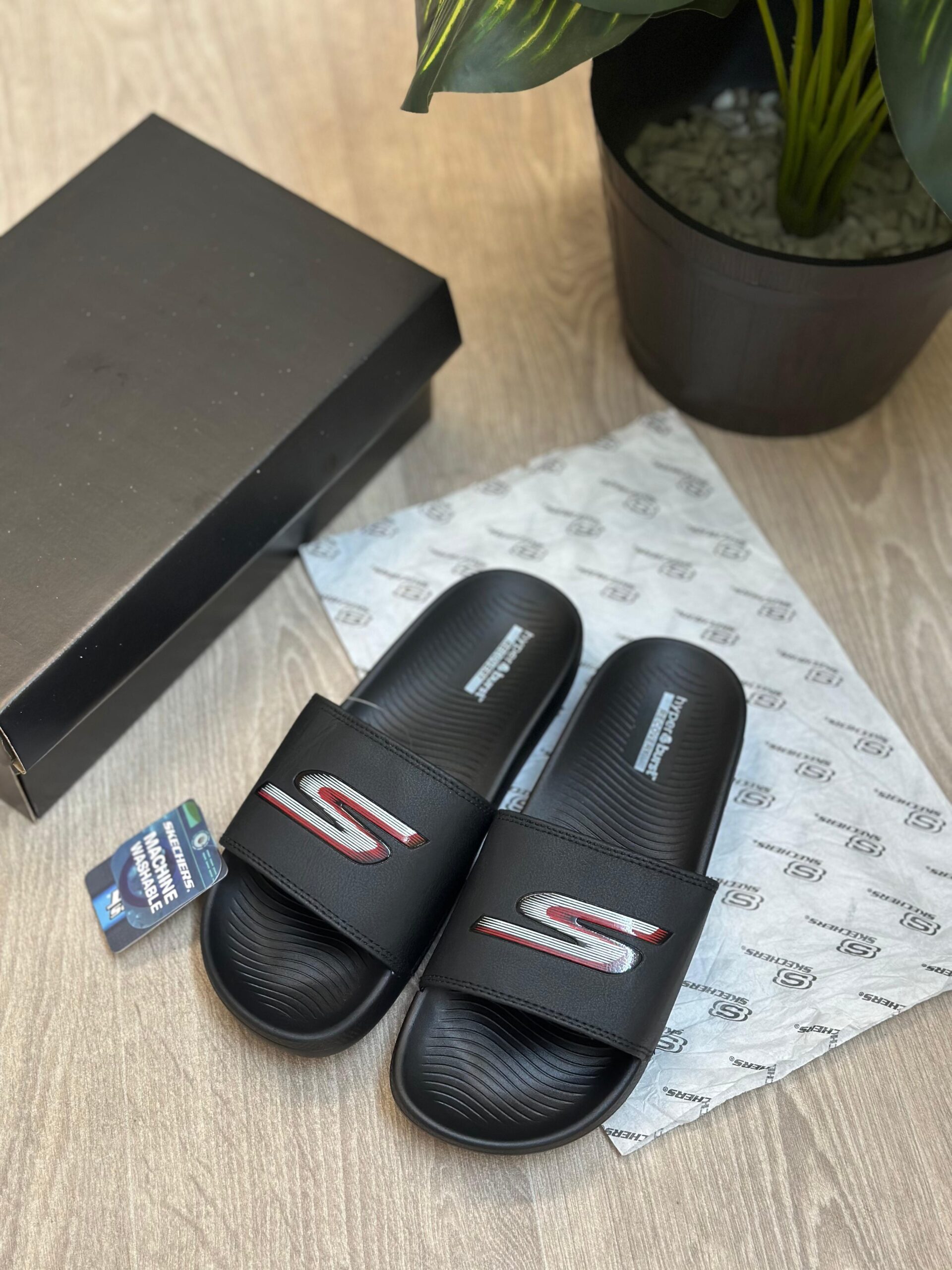 SKCHR HYPER BRUST SLIPPERS [BLACK] 1510025