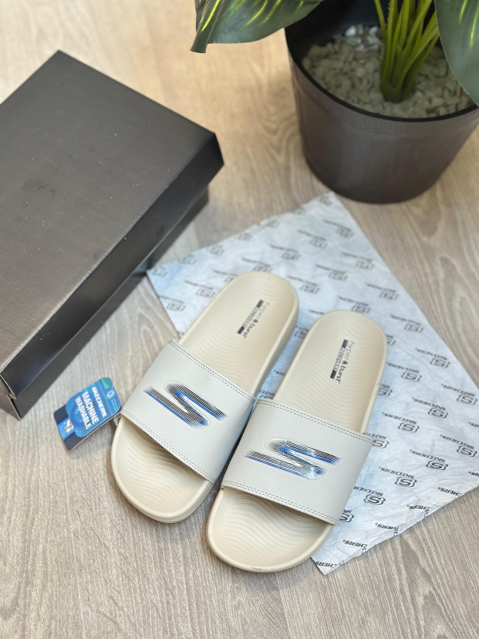 SKCHR HYPER BRUST SLIPPERS [CREAM] 1510025