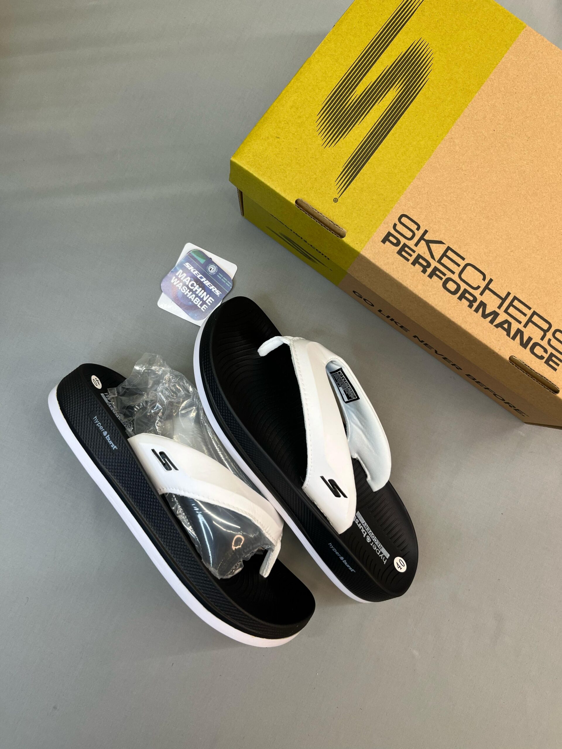 SKCHR HYPER BRUST SLIPPERS [WHITE / BLACK] 1510025
