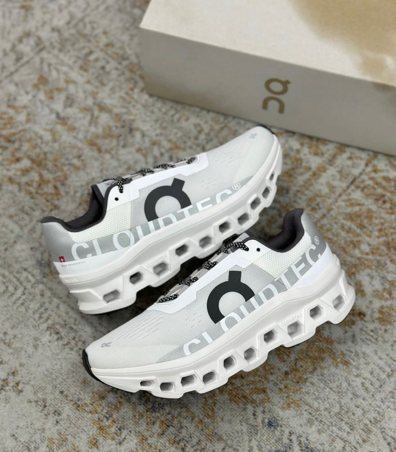 QC OC RUNNING MONSTER [WHITE / BLACK] 1510025
