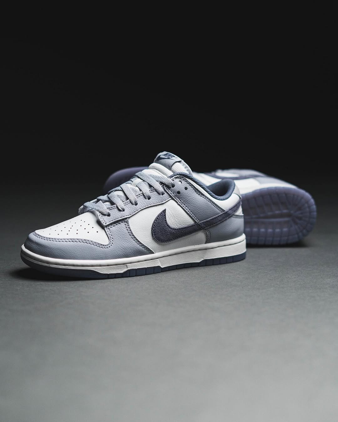 NK SB DUNK LOW SE LIGHT CARBON [WHITE / GREY / ICE BLUE] 2011025