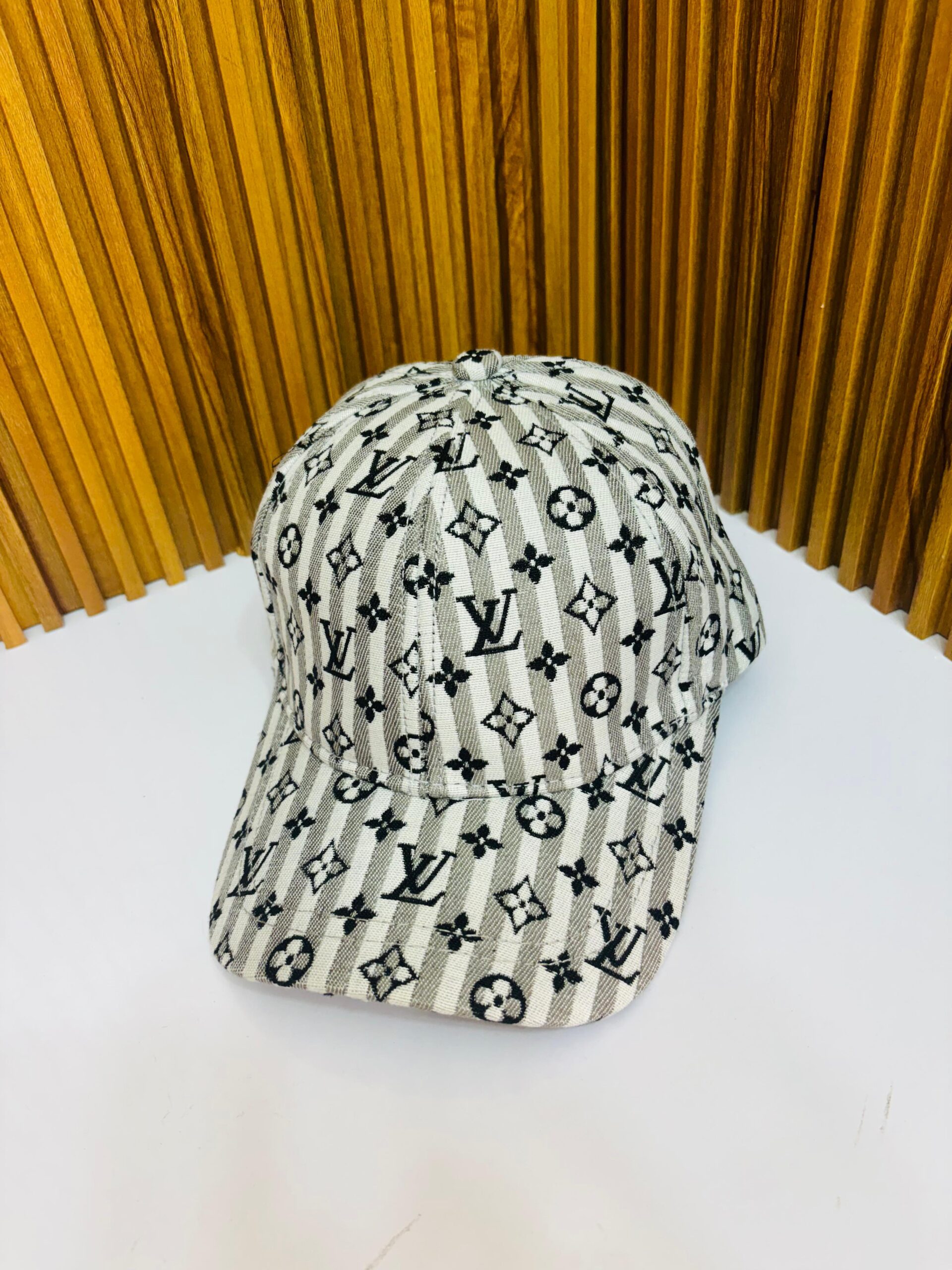 LVN PREMIUM CAP [WHITE / BLACK] 1311025