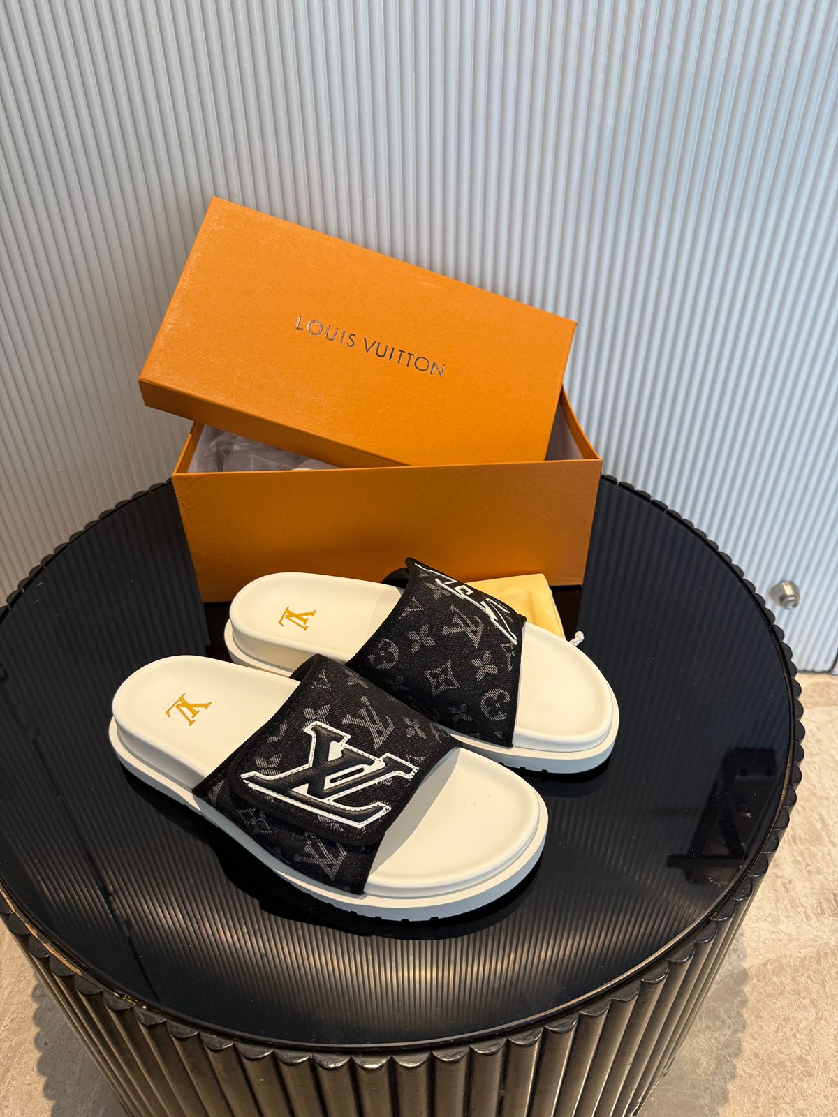 LVN PREMIUM SANDAL [WHITE / BLACK] 2512025