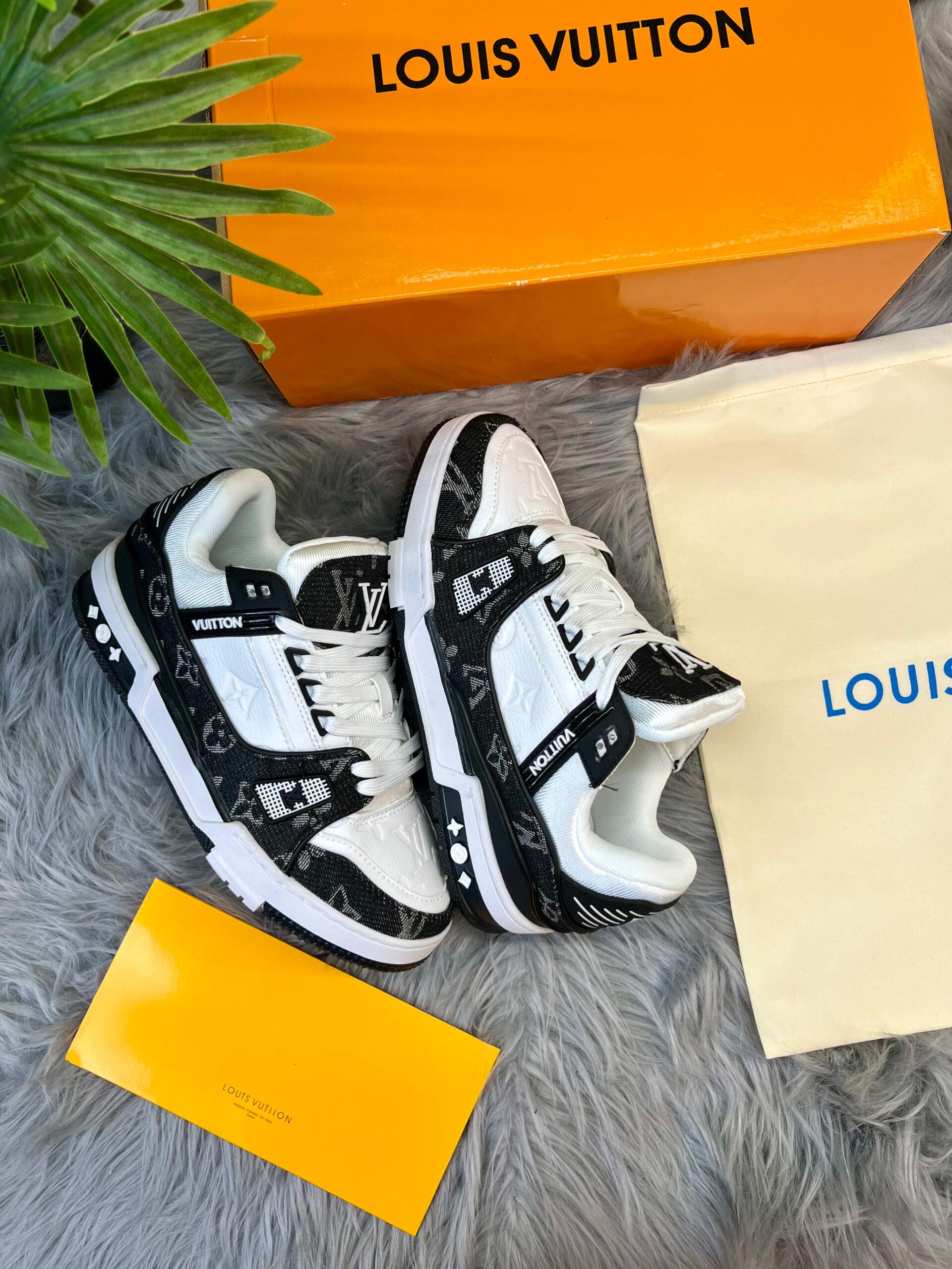 LVN TRAINER [BLACK / WHITE] 0701026