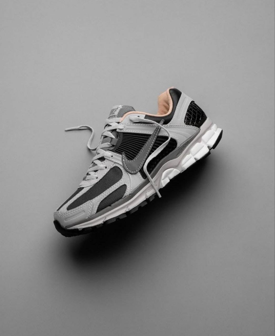 NK ZOOM VOMERO 5 DARK SMOKE GREY VACHETTA [GREY / BLACK] 2101026