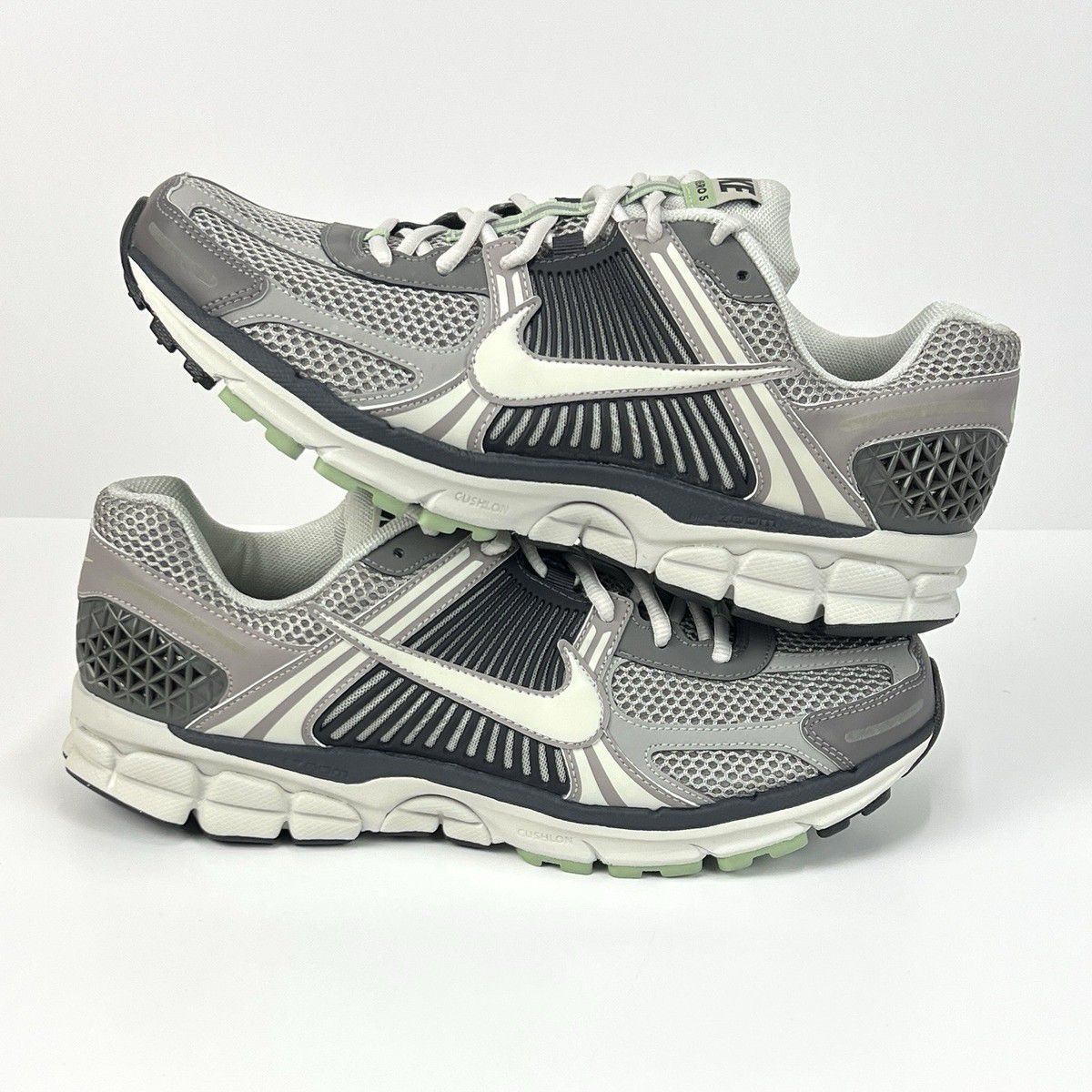 NK AIR ZOOM VOMERO 5 COBBLESTONE FLAT PEWTER [GREY / BLACK / WHITE] 2402026