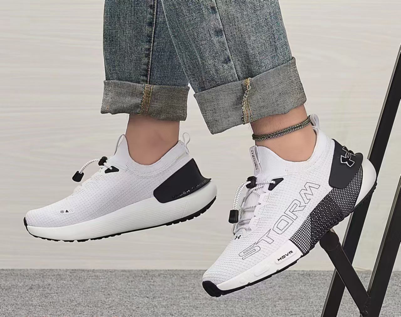 UNDR ARMR HOVR PHANTOM 3 STORM [WHITE / BLACK] 2302026