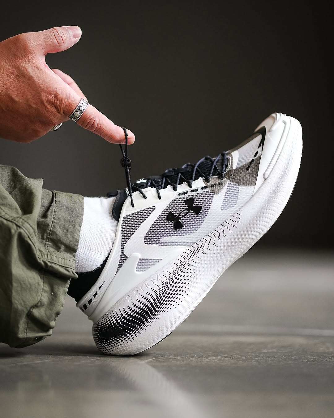 UNDR ARMR ECHO SLIPSPEED [WHITE / BLACK] 2303026