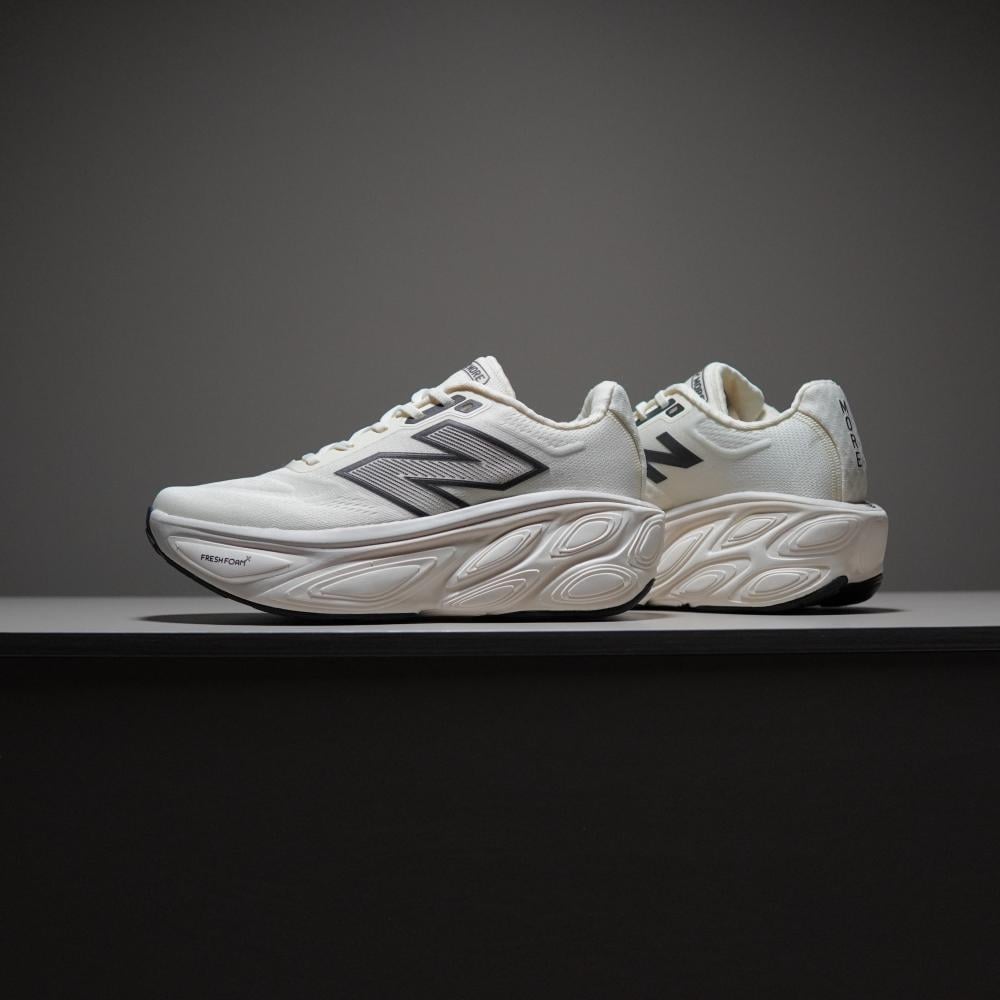 NB FRESH FOAM MORE V5 RUNNING [WHITE / BLACK] 2303026