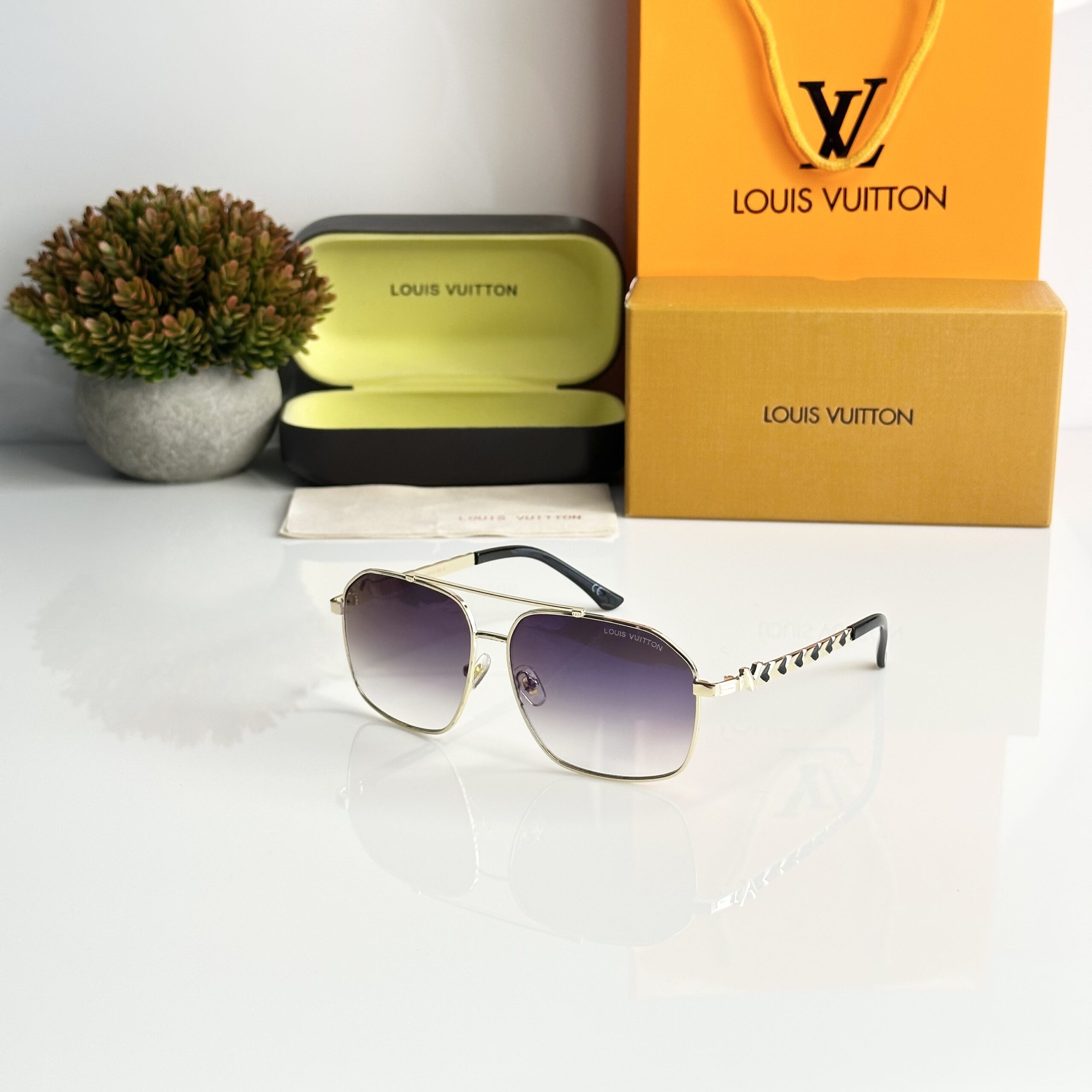 Louis_Vuitton_1224_gold_blue_revo