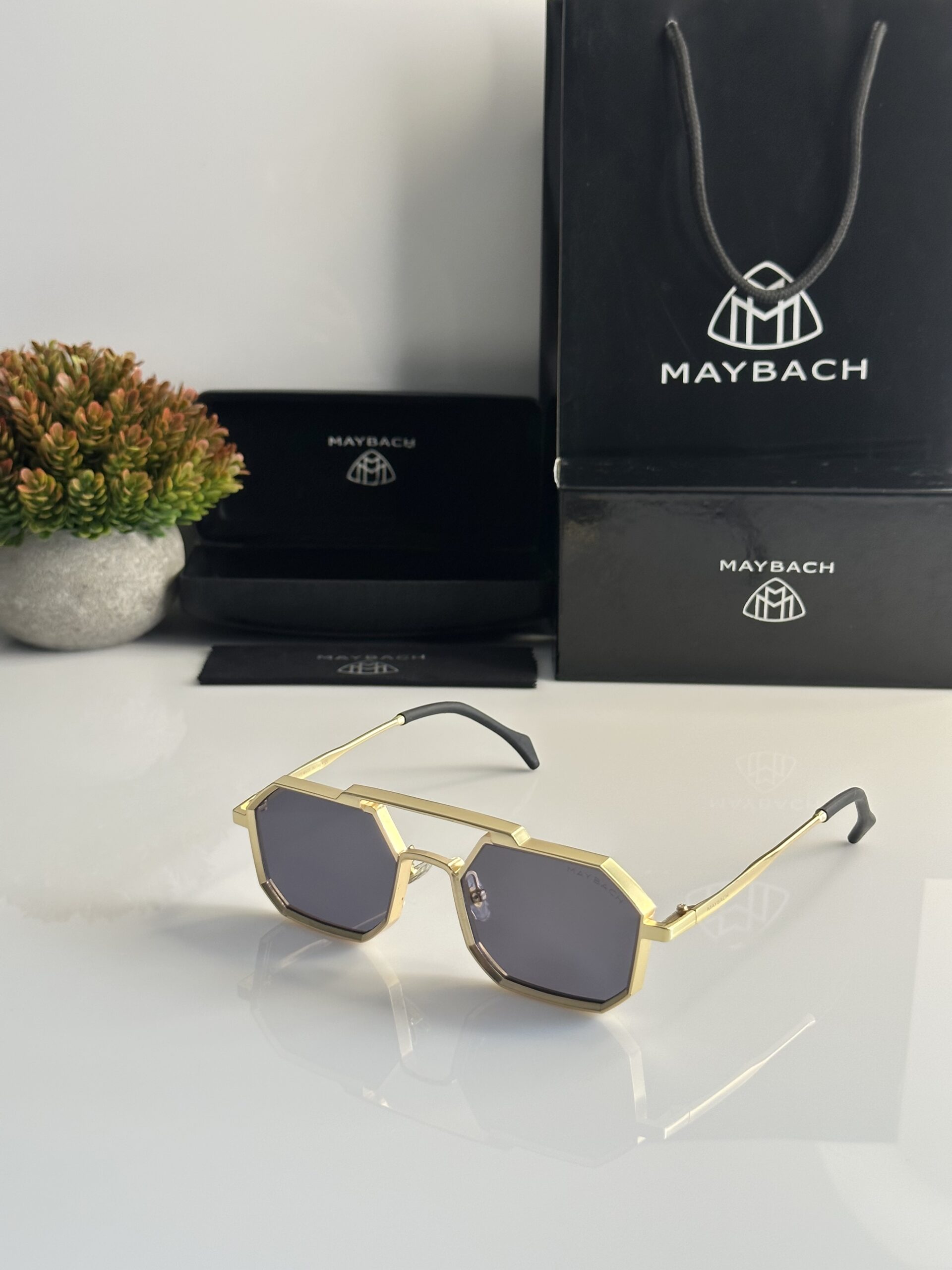 Maybach Hexagon Gold Black