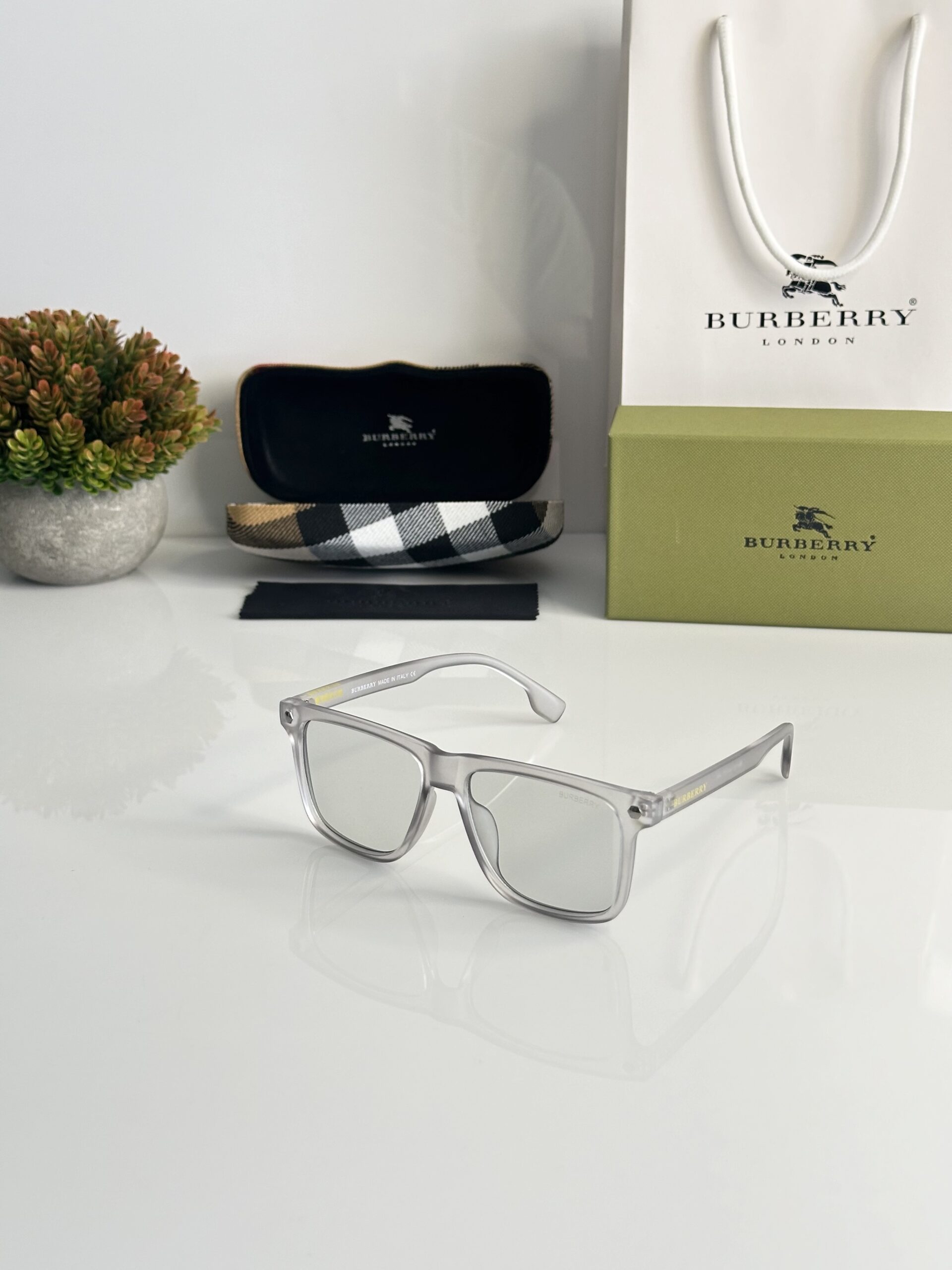 Burberry_4182_Grey