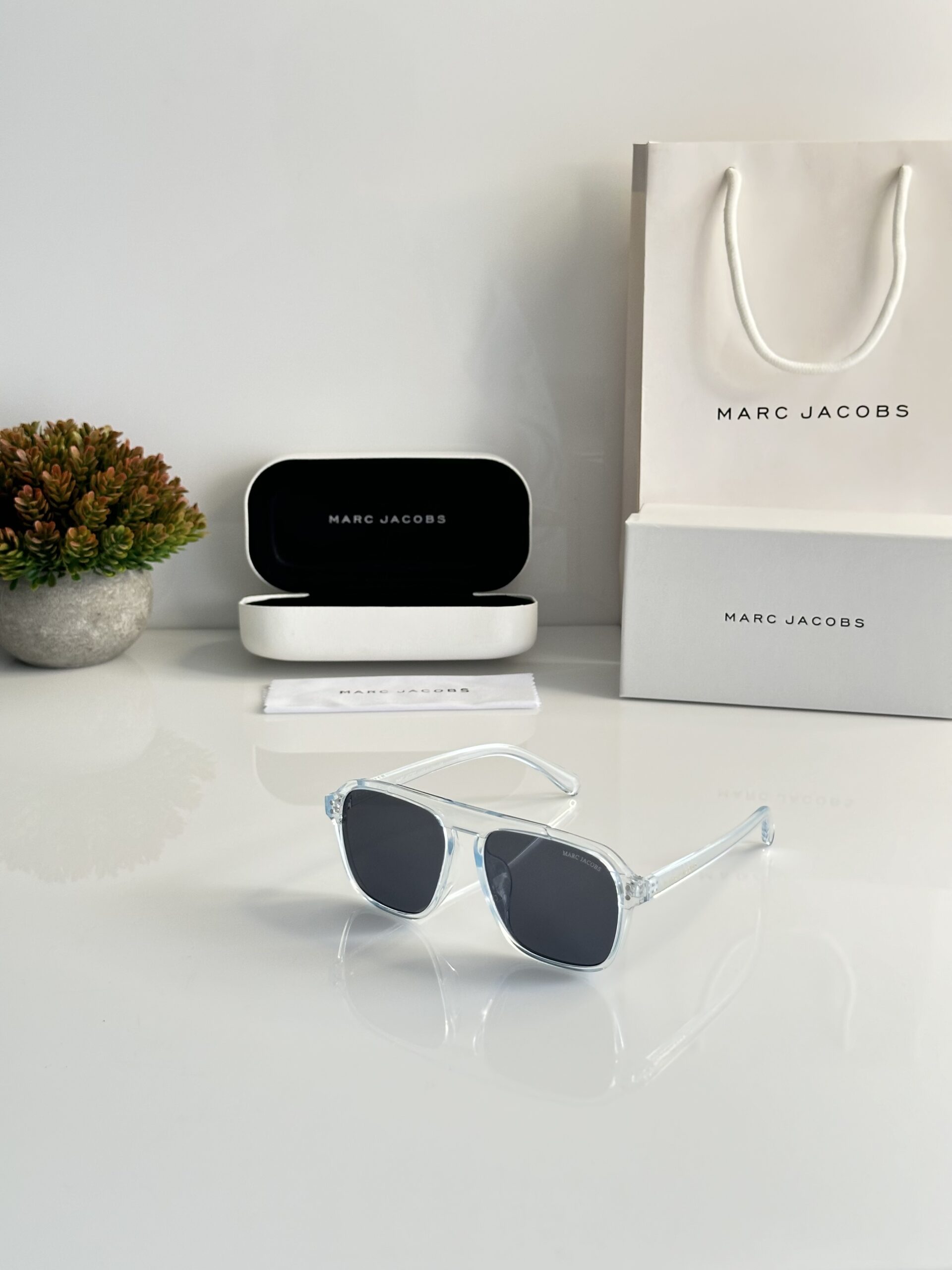 Marc Jacobs 217 Water Blue Black