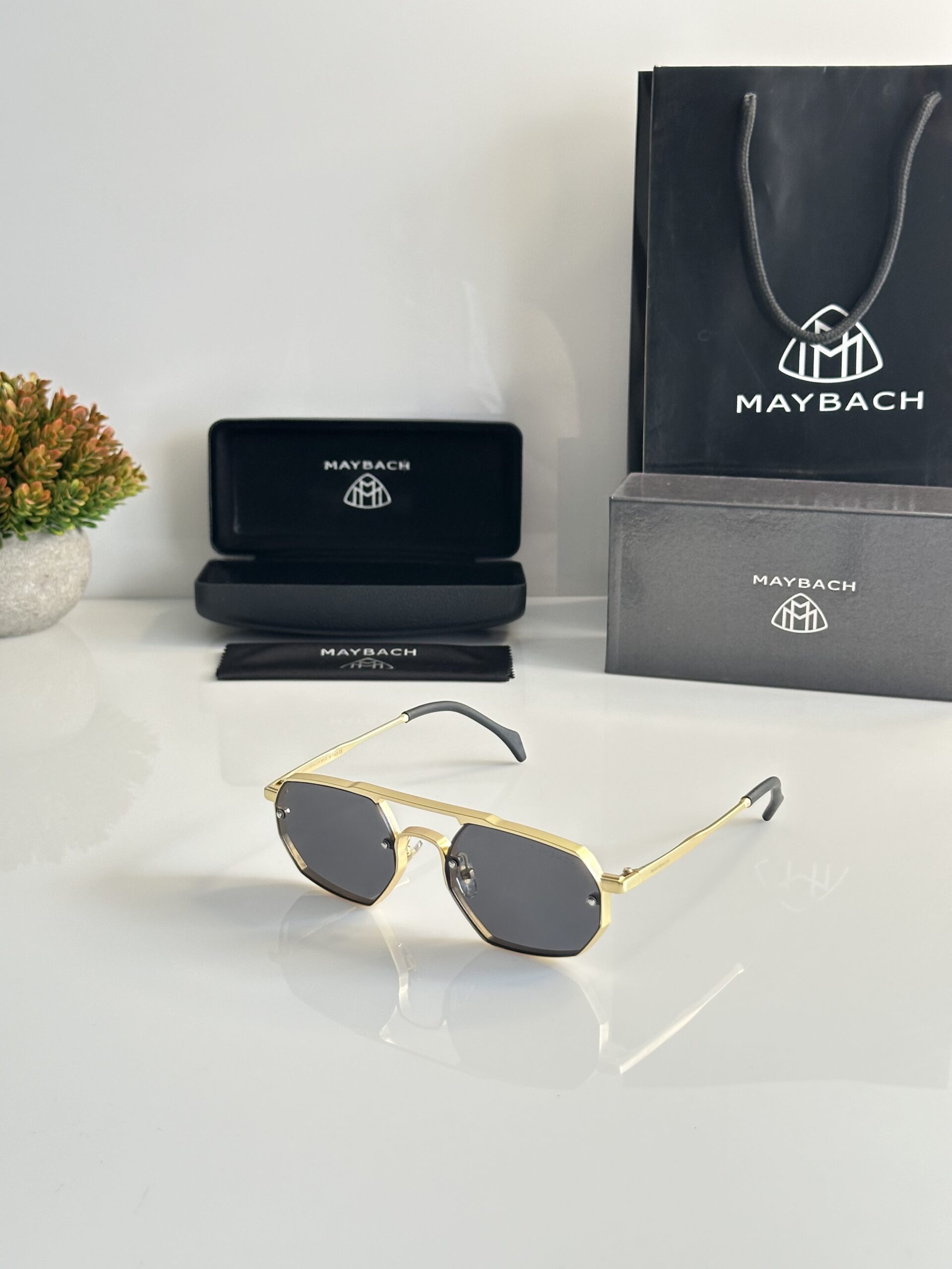 Maybach 21021 Gold Black