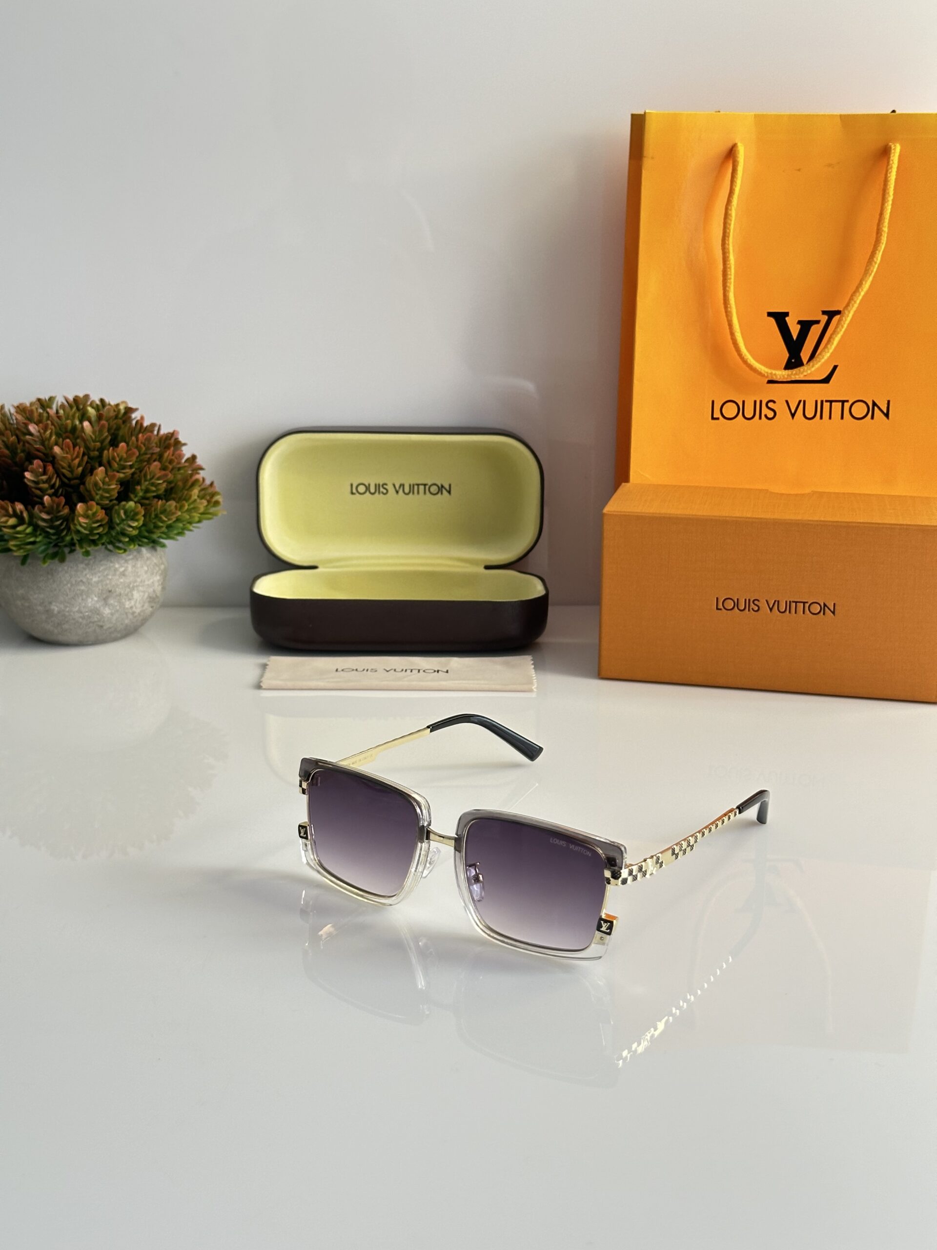 Louis_Vuitton_7295_Gold_Black_DC