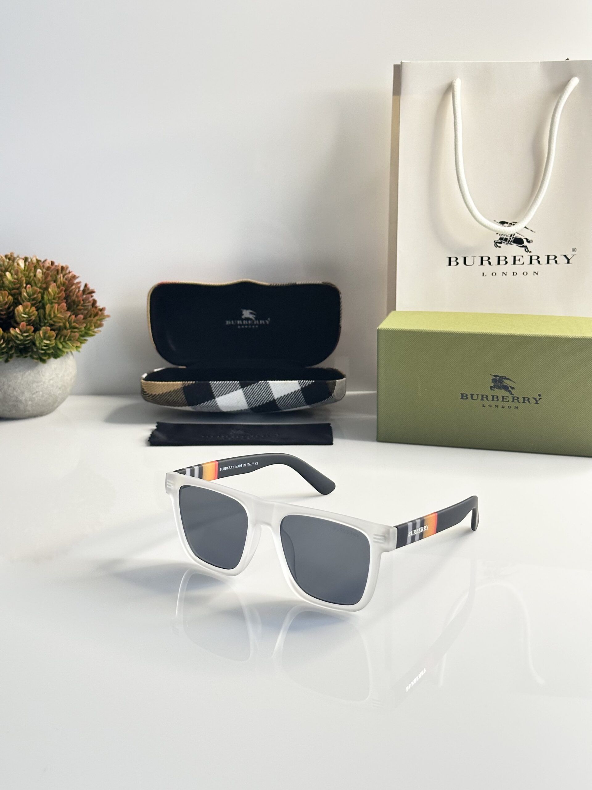 Burberry_4382_Ice_Black