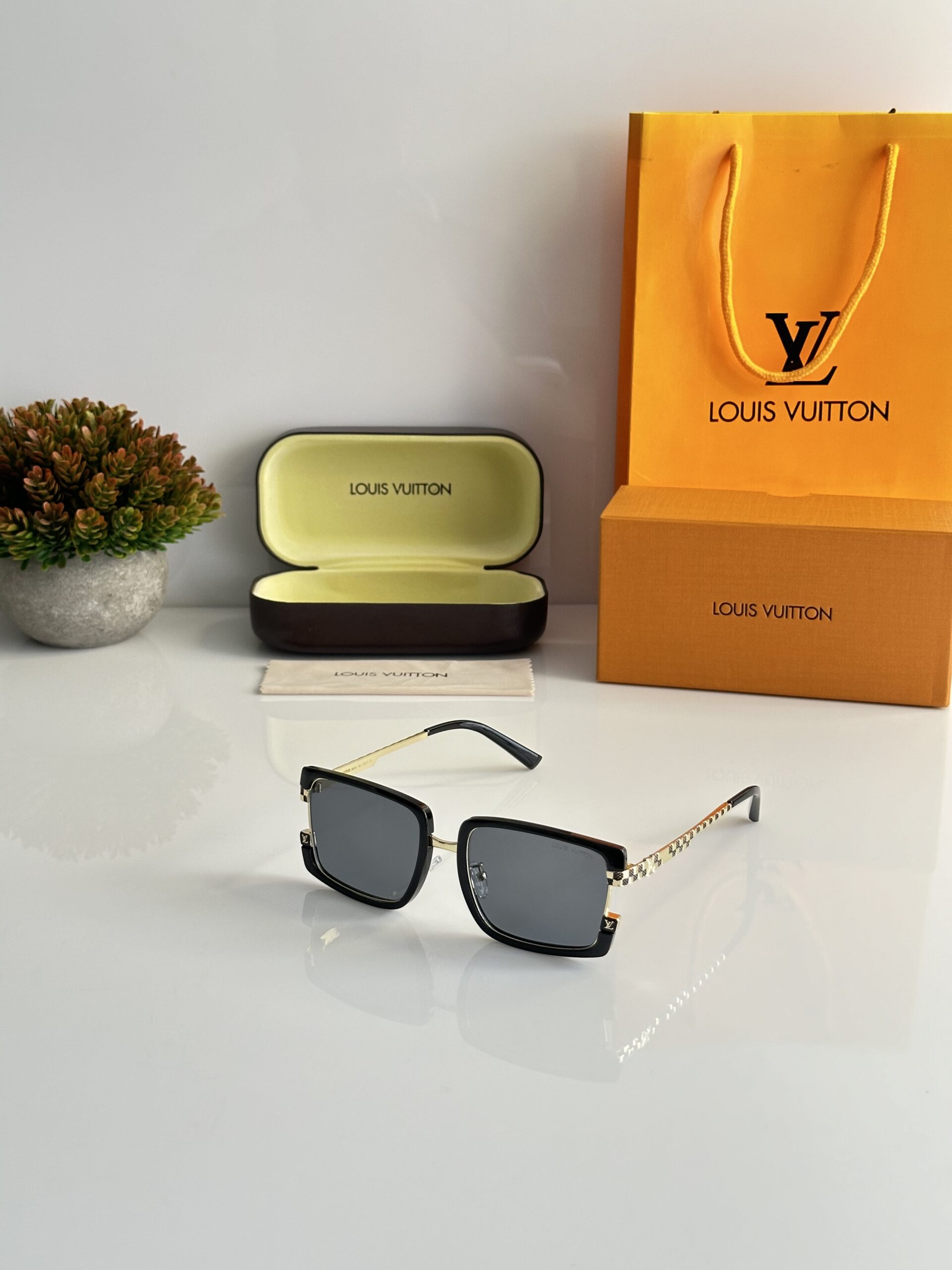Louis_Vuitton_7295_Gold_Black
