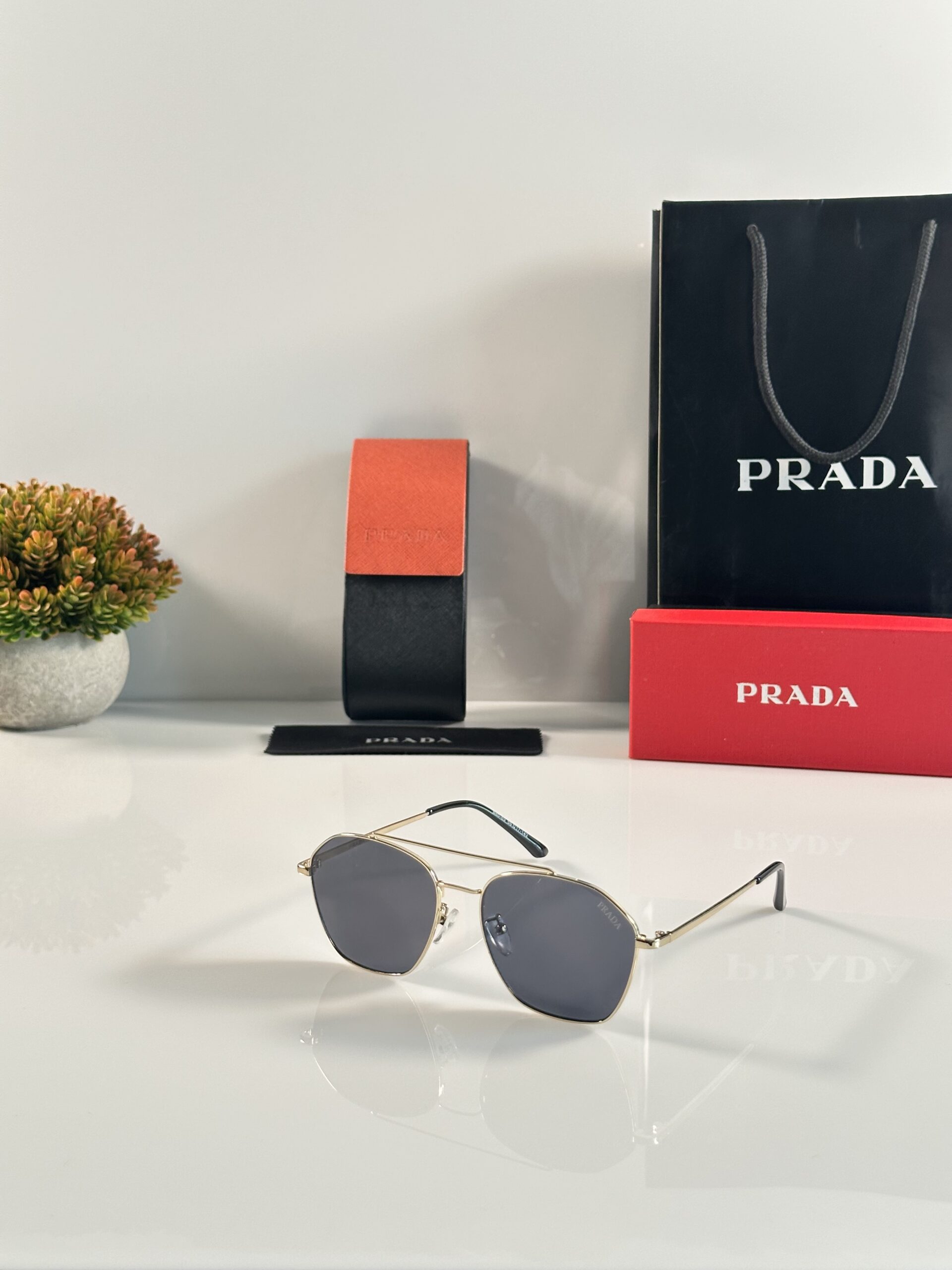 Prada_50_Gold_Black
