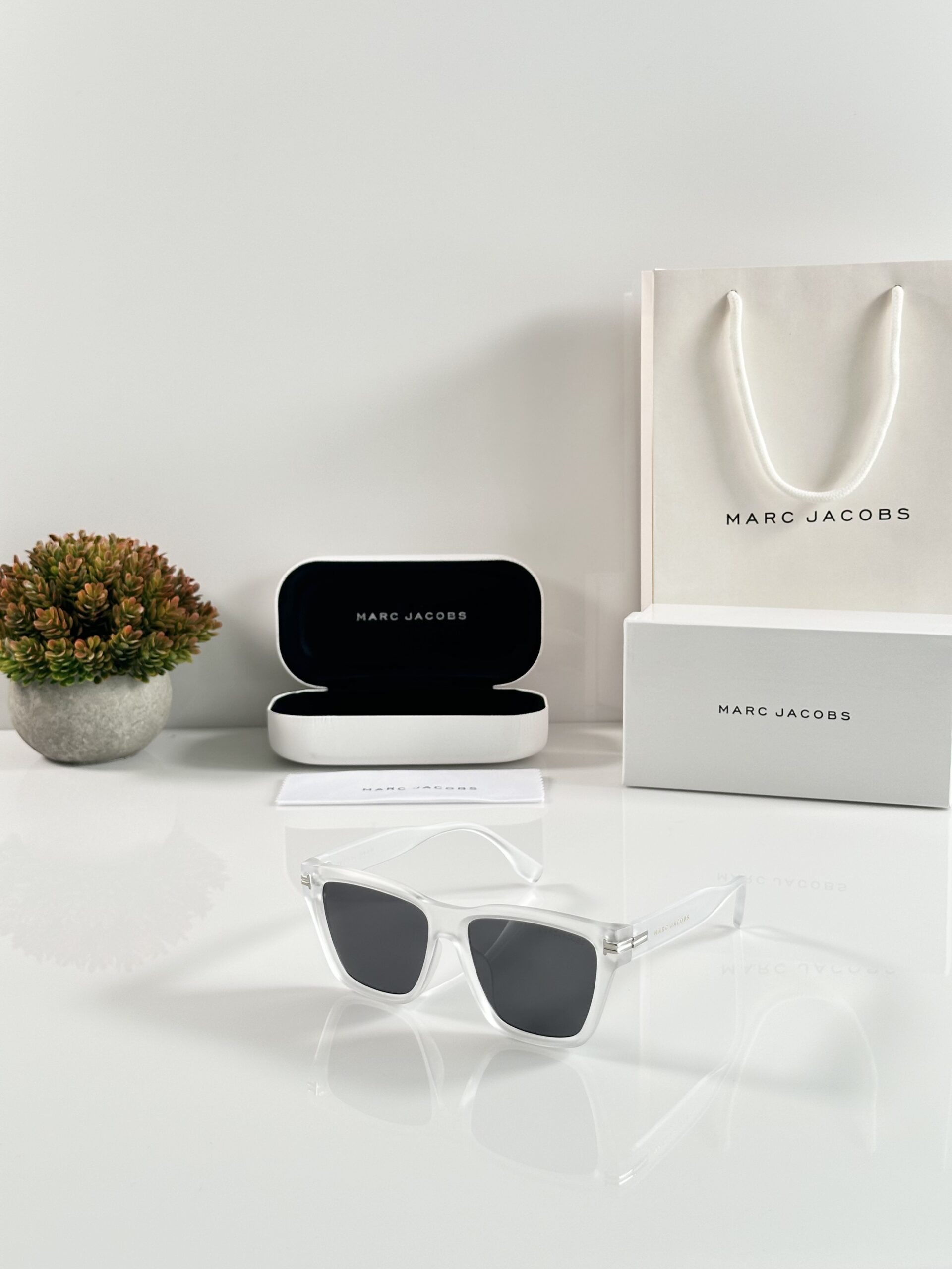 Marc Jacobs 1002 Ice Black