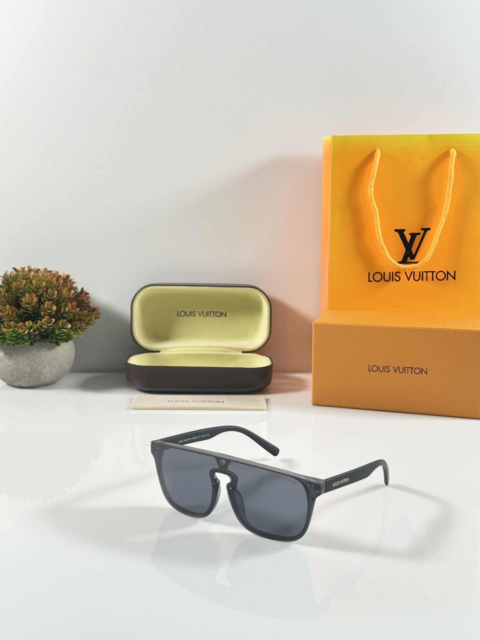 Louis_Vuitton_1822_Grey_Black