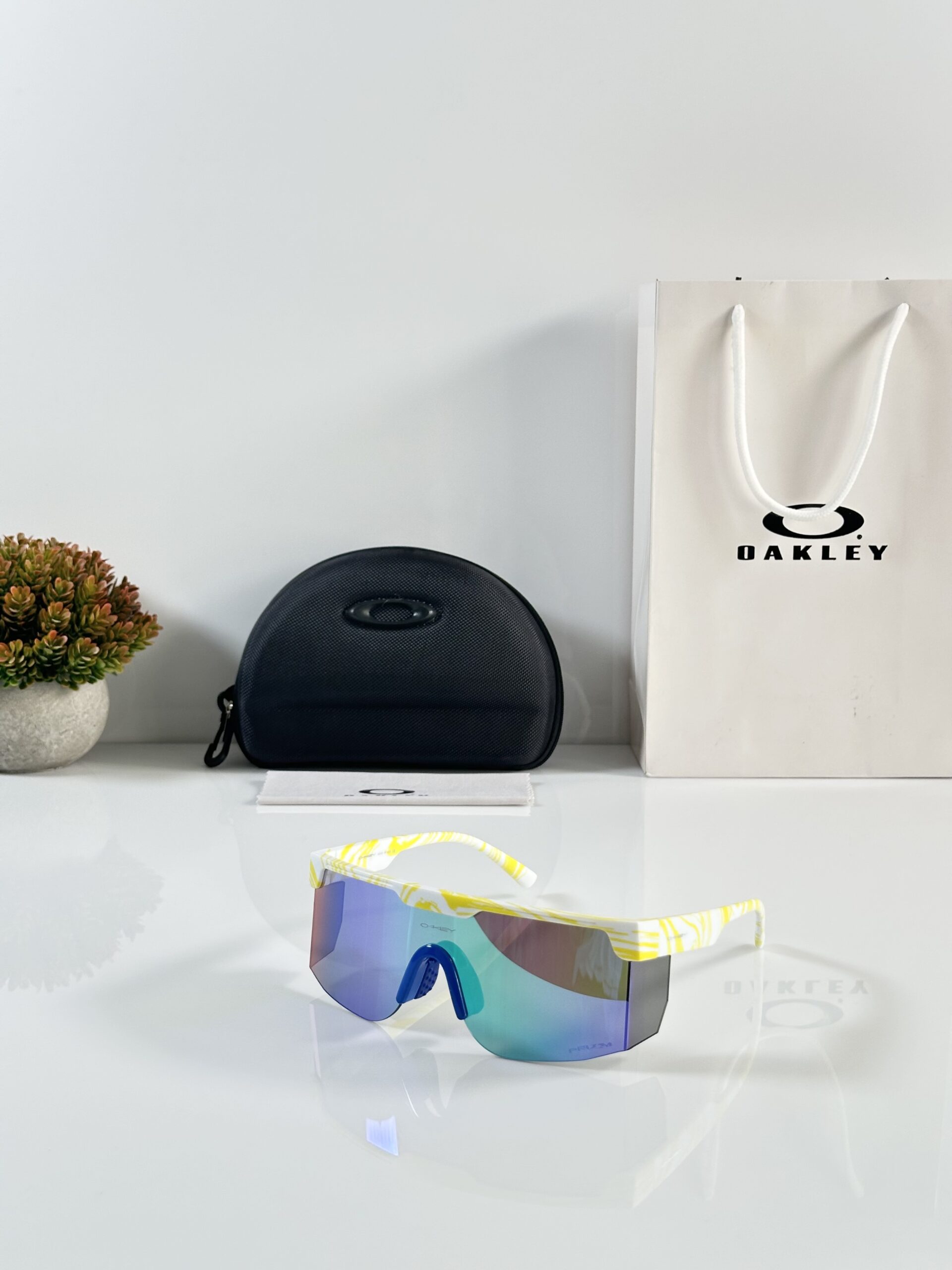Oakley_9957_Yellow_Blue_Revo