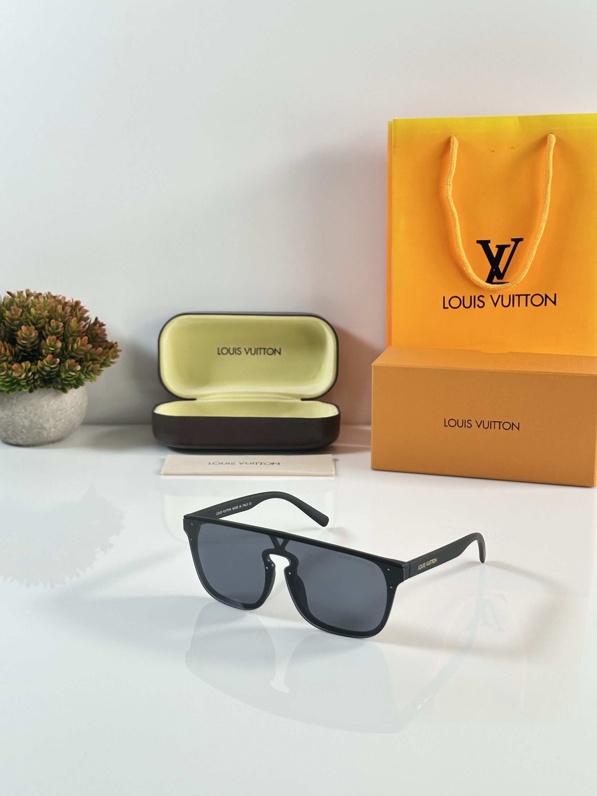Louis_Vuitton_1822_Black