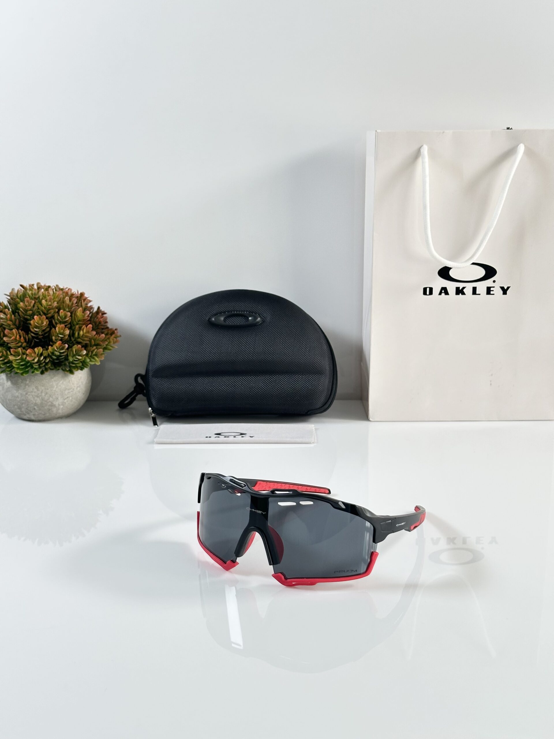 Oakley_8241_Black_Red