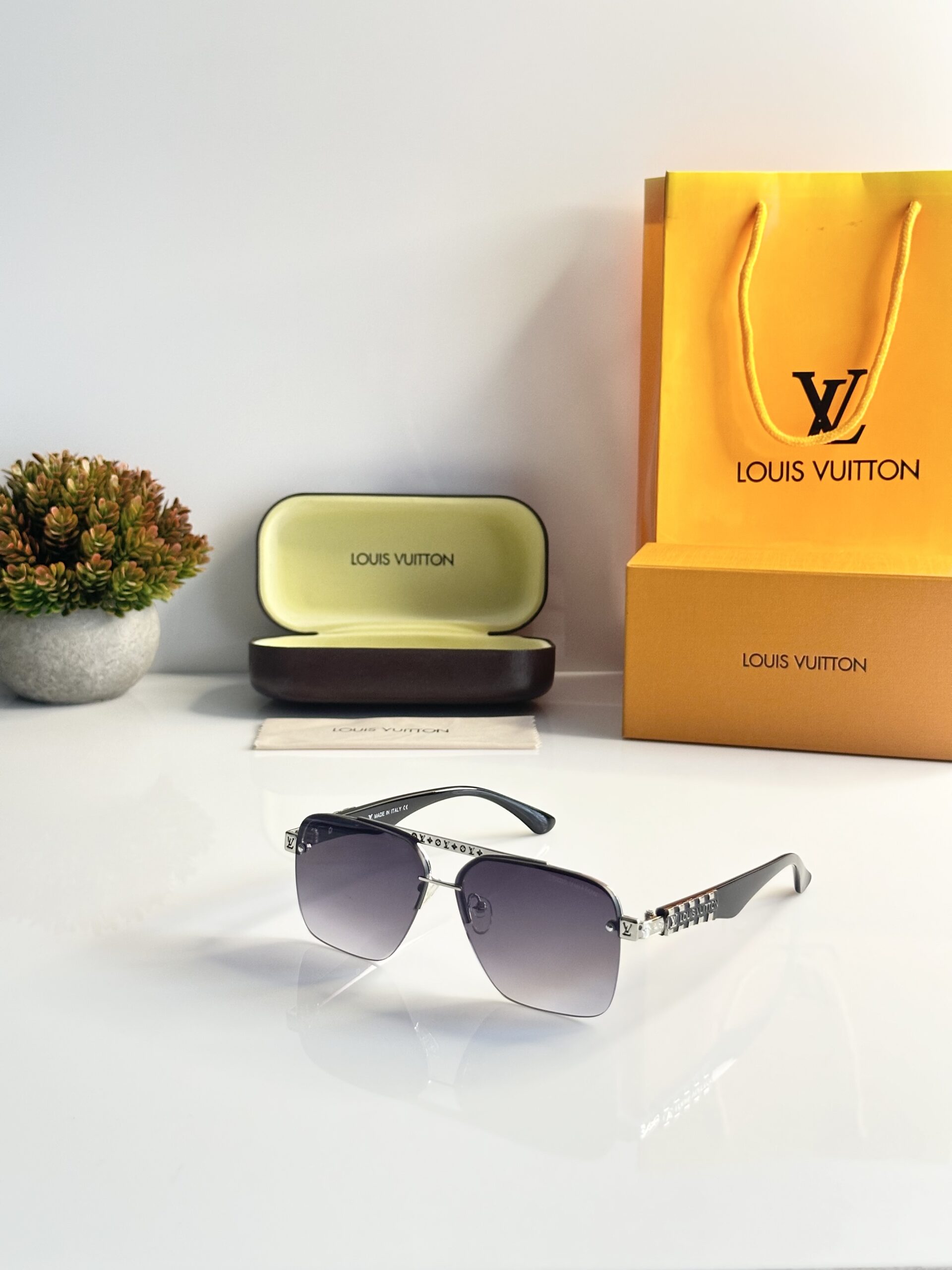 Louis_Vuitton_5125_Silver_Black_DC