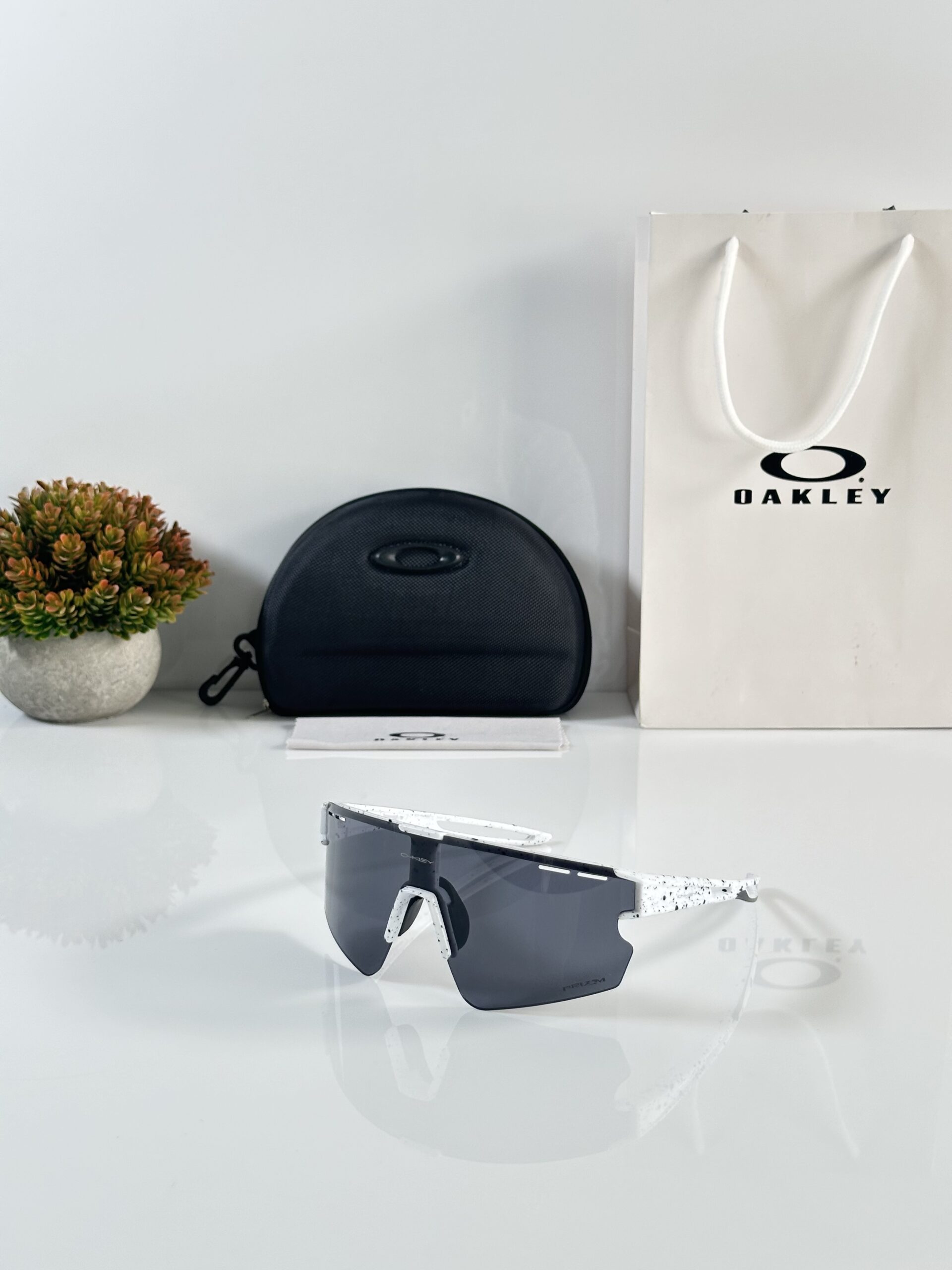 Oakley_2305_Black_White_