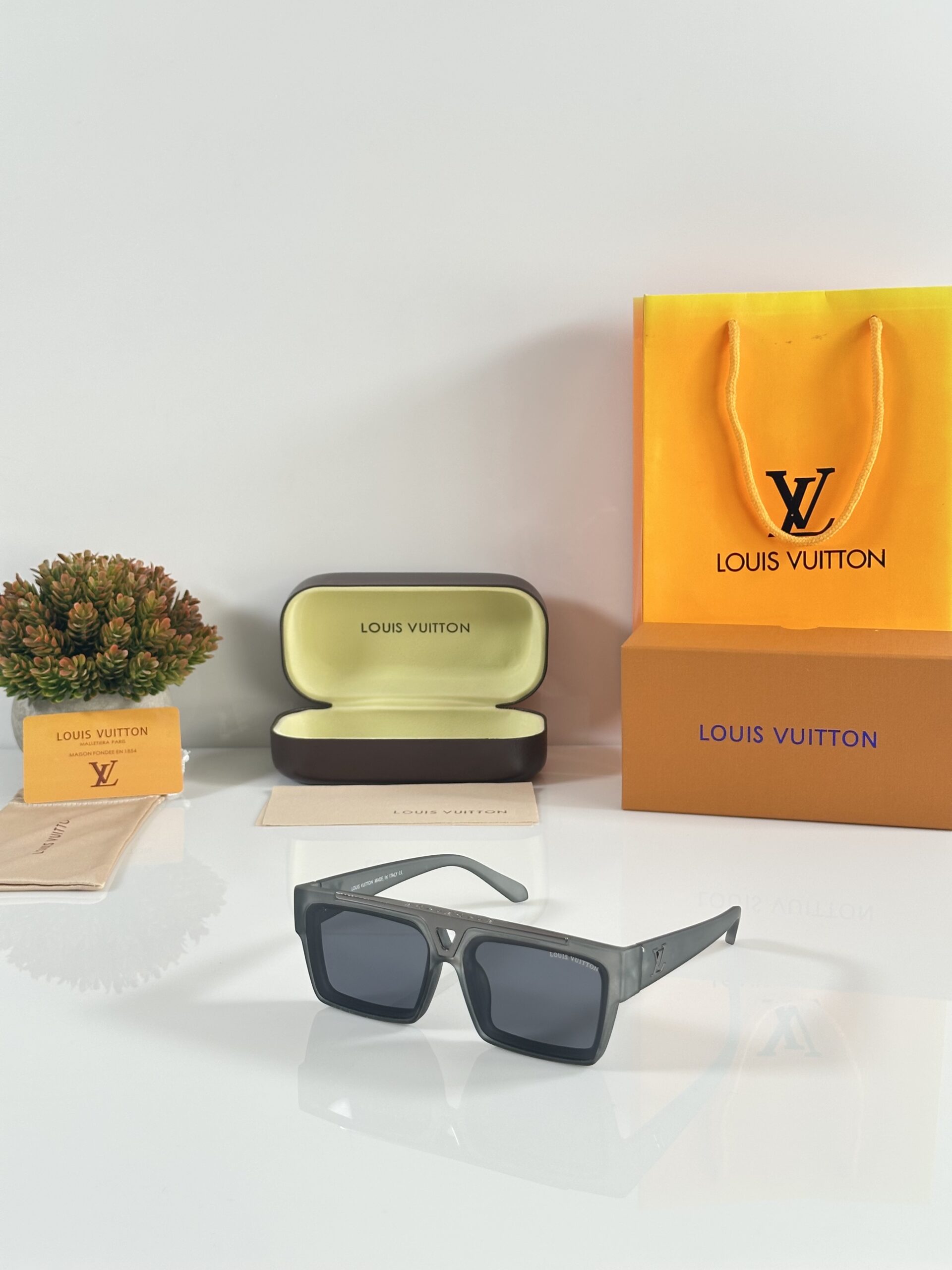Louis_Vuitton_1984_Grey