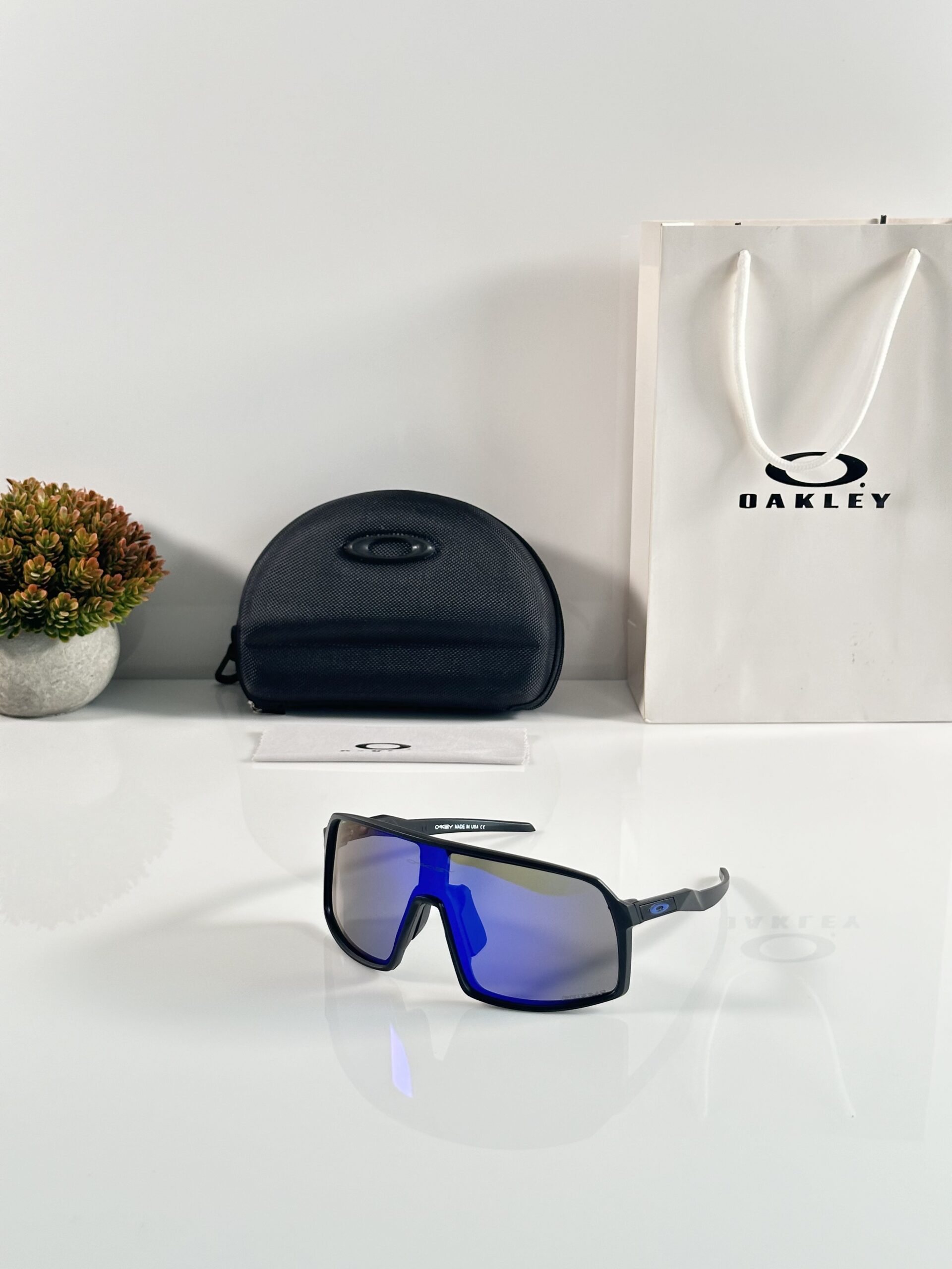 Oakley_9406_Black_Blue_Revo