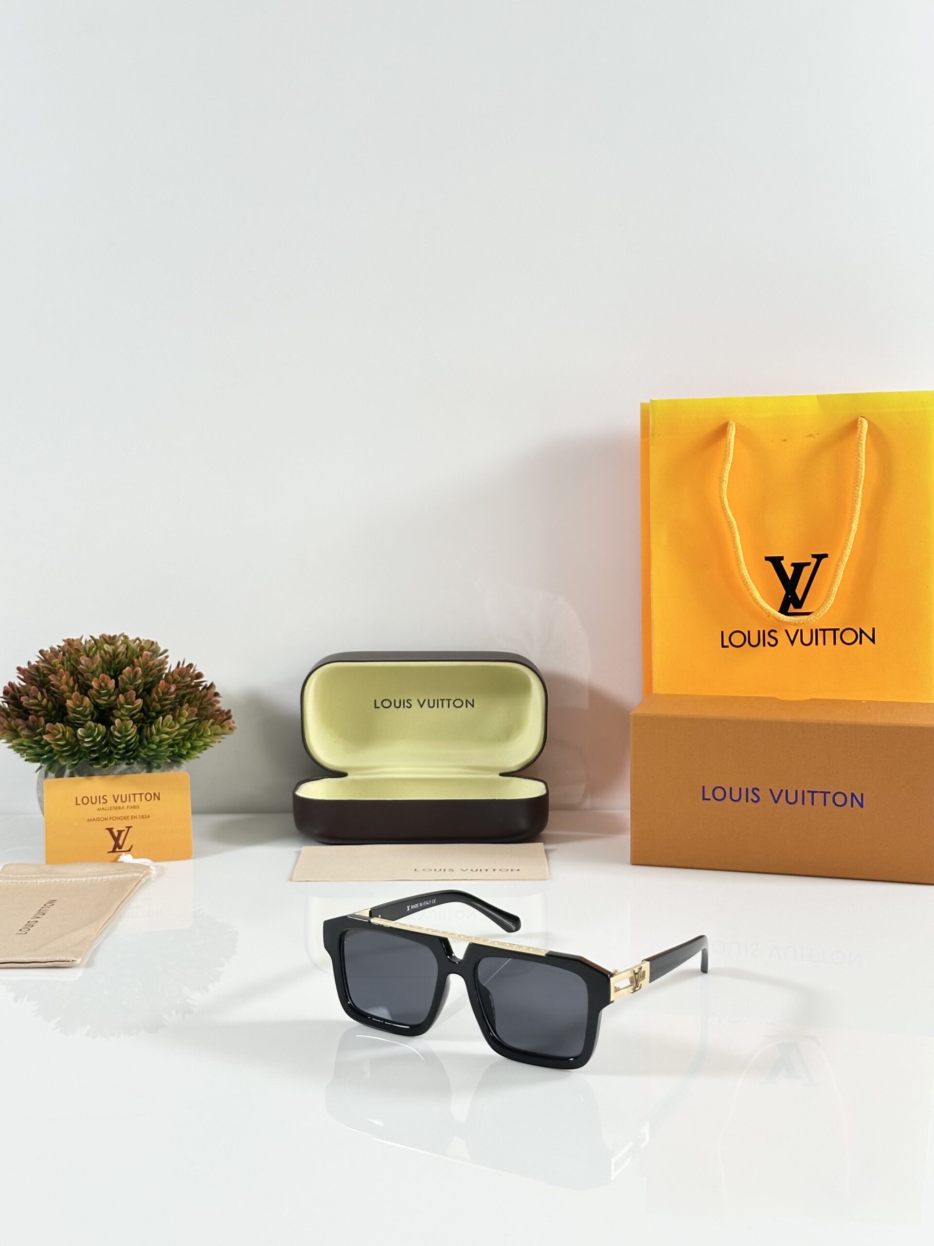 Louis_Vuitton_121_Gold_Black