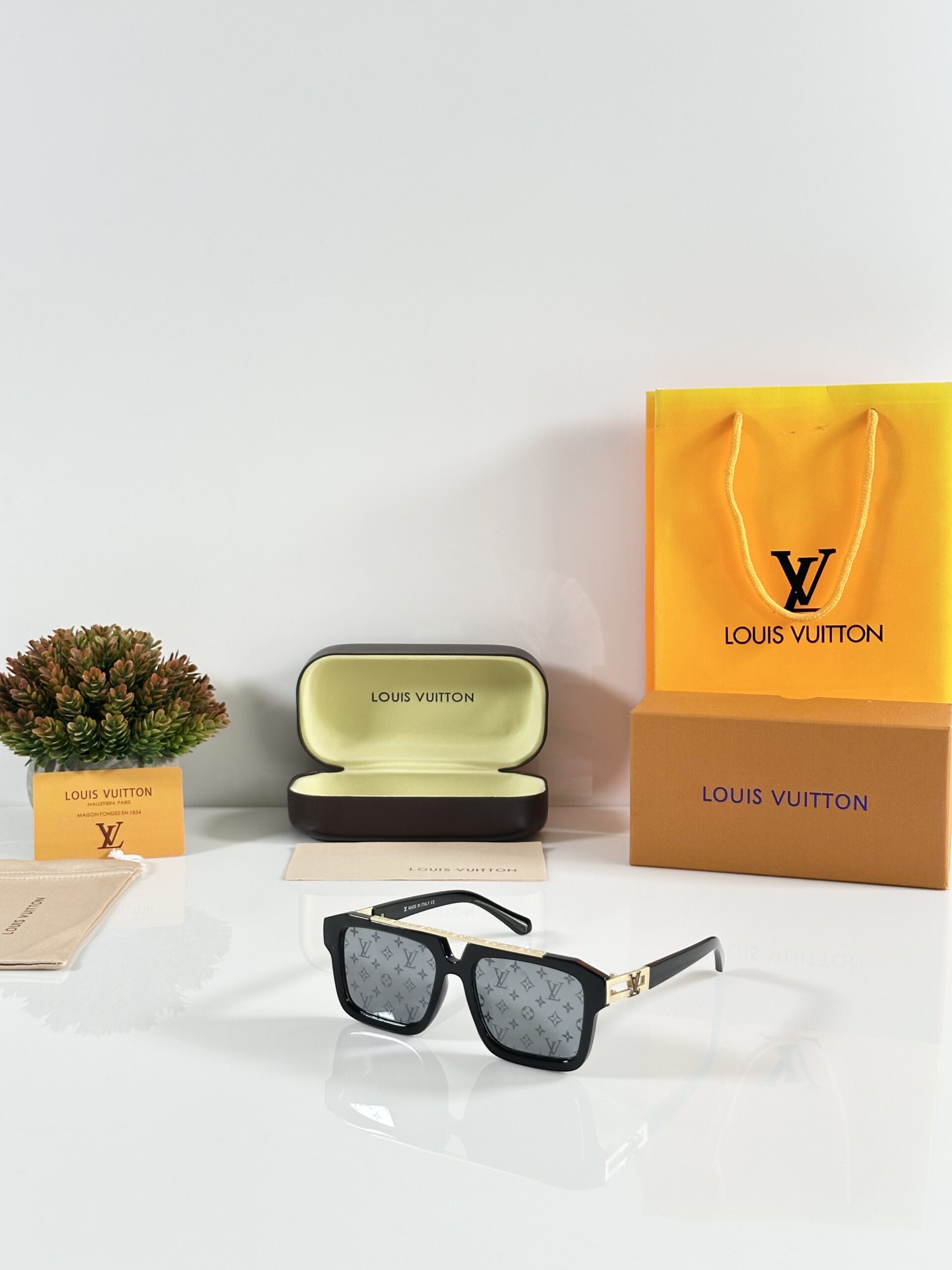 Louis_Vuitton_121_Printed_Gold_Black