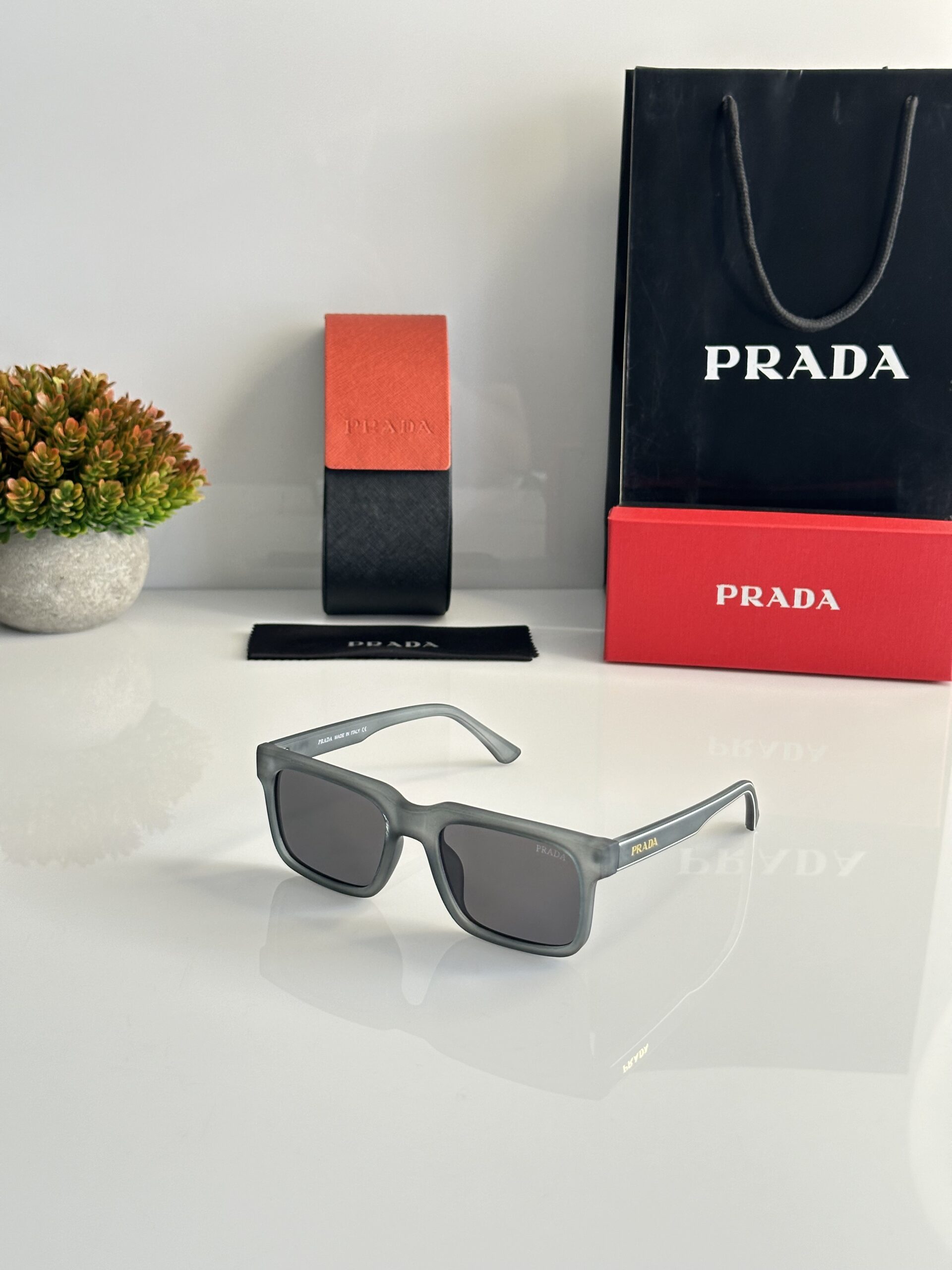 Prada_25_Grey