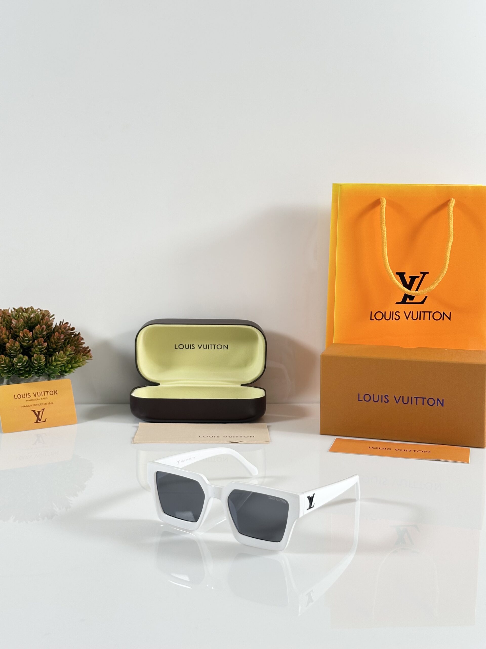 Louis_Vuitton_1505_White_Black