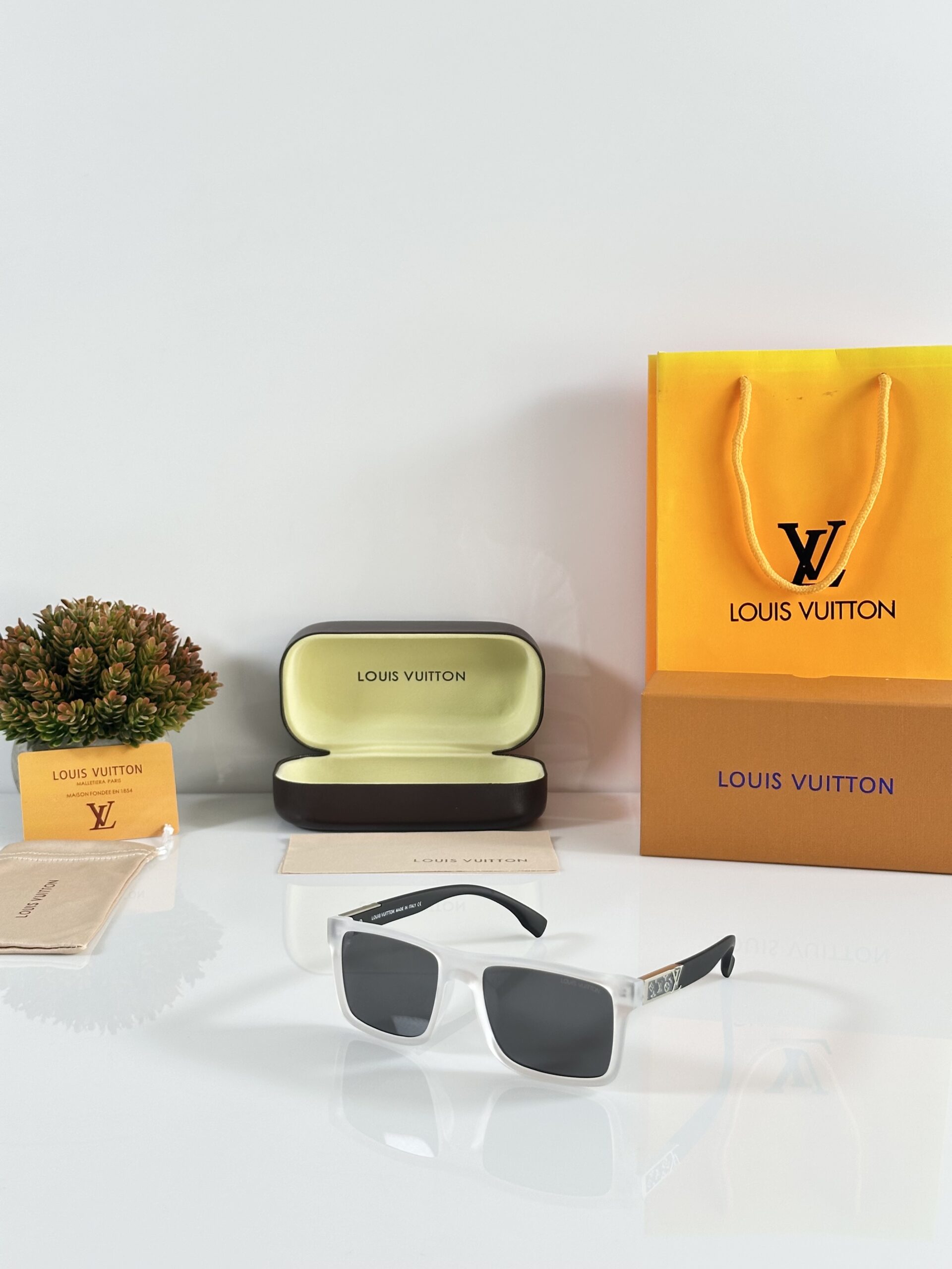 Louis_Vuitton_4577_Ice_Black