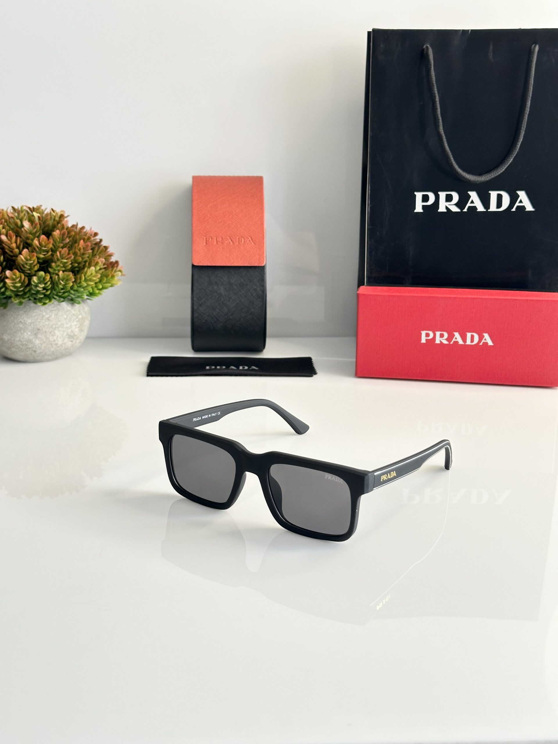 Prada_25_Black