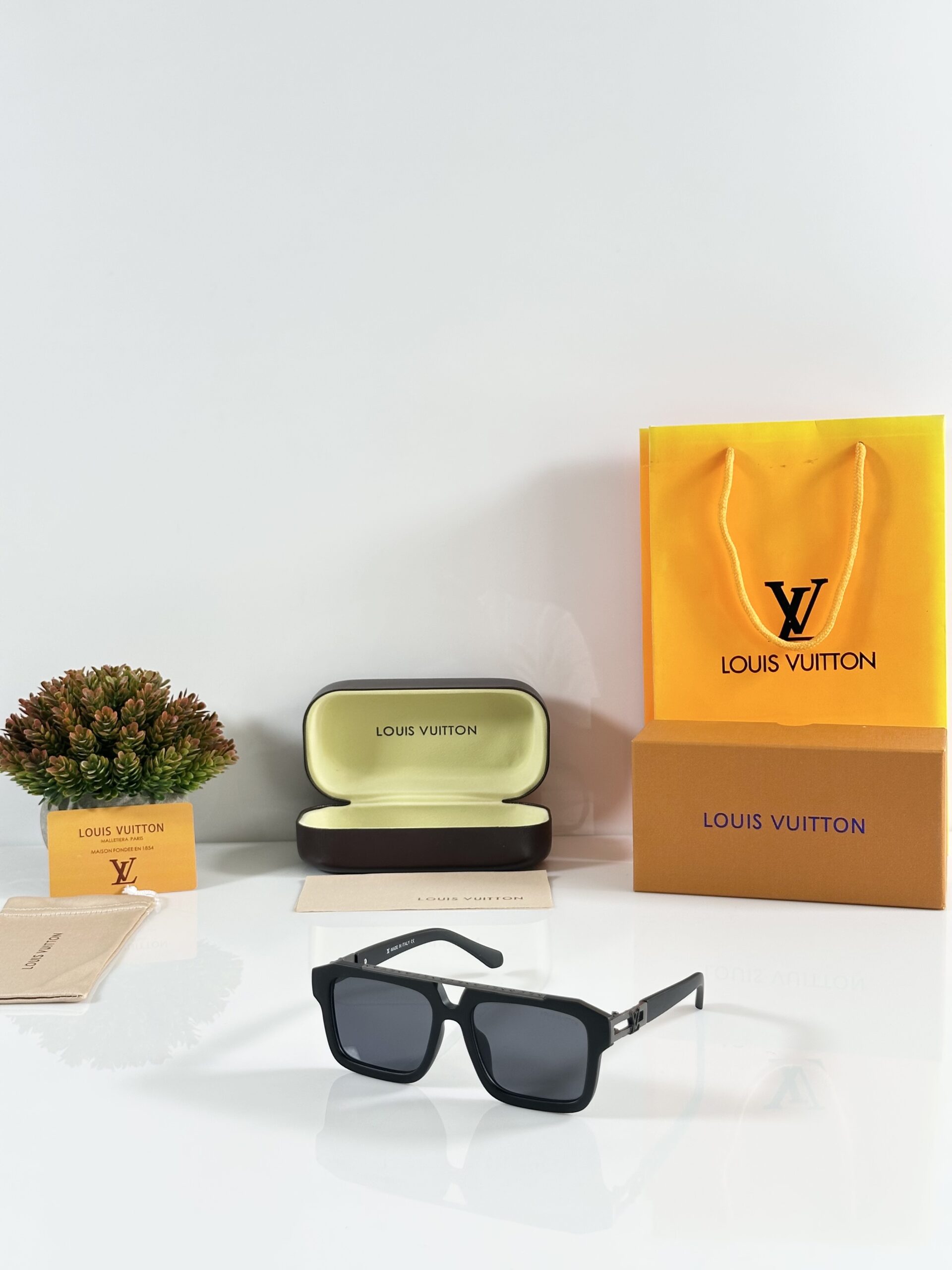 Louis_Vuitton_121_Mate_Black