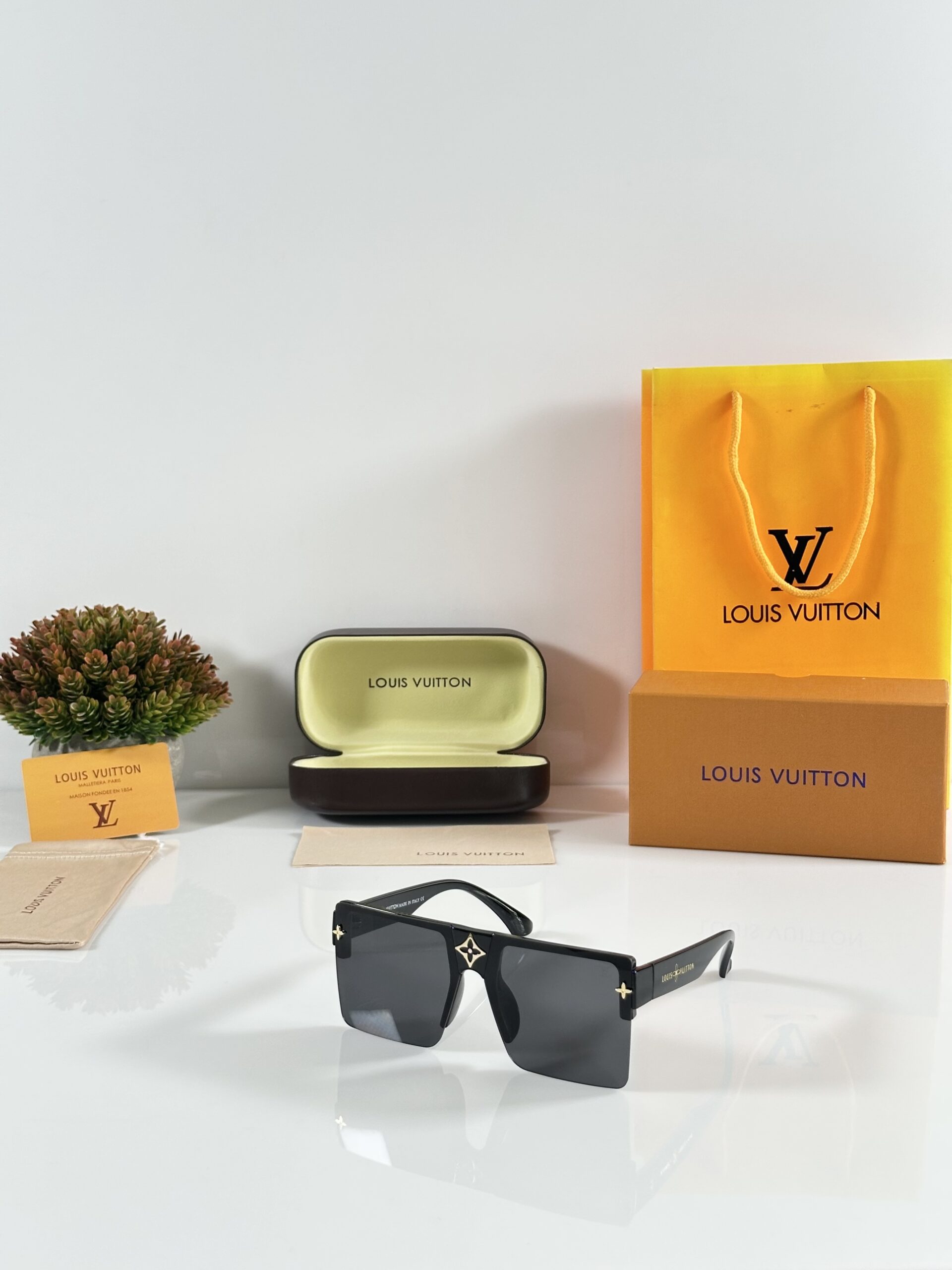 Louis_Vuitton_3371_Black