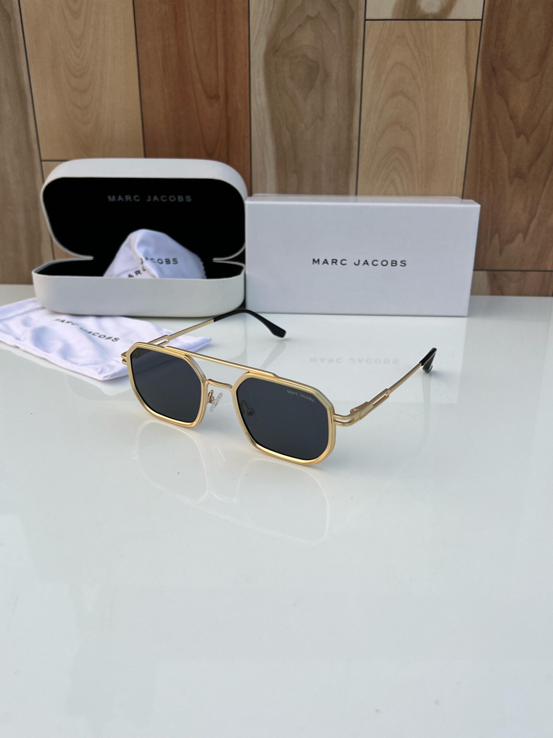 Marc_jacobs_518_gold_black