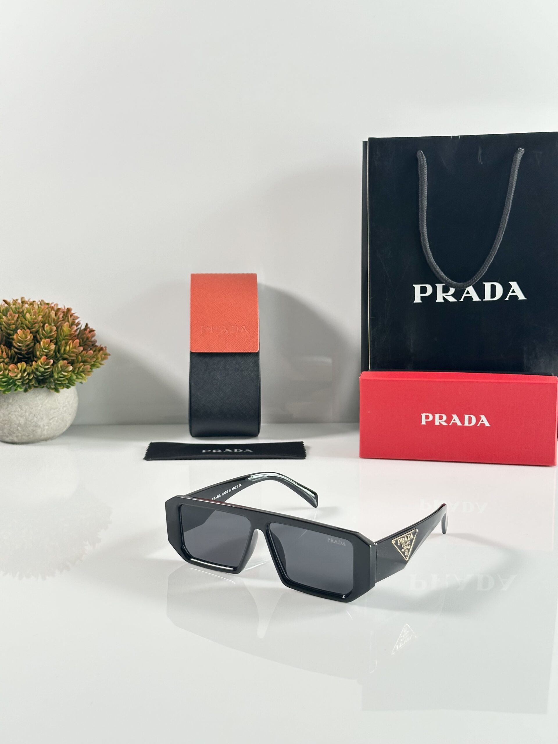 Prada_132_Black