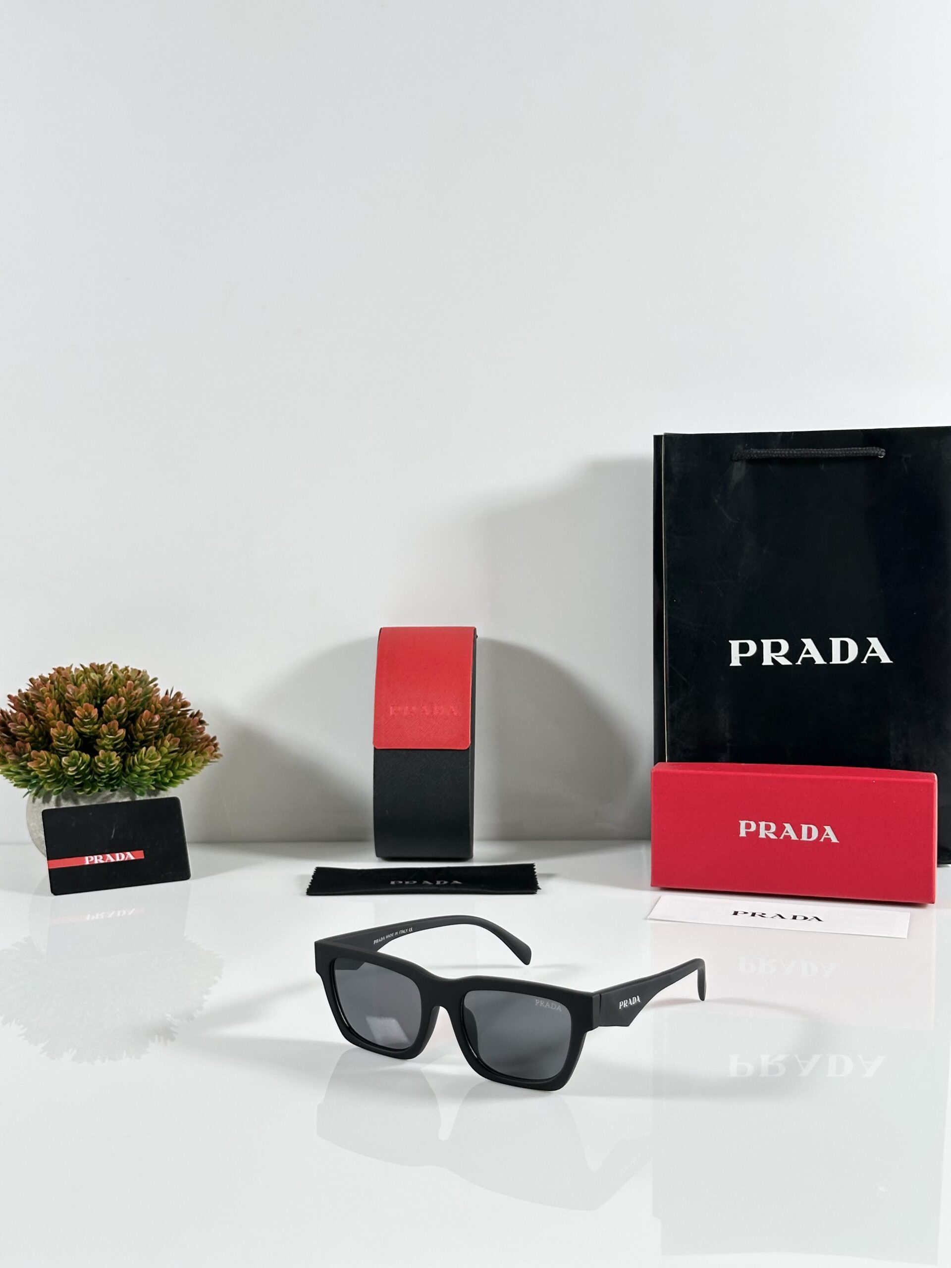 Prada_06_Mate_Black